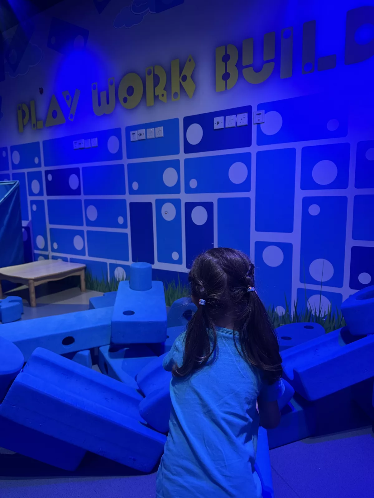 Für Kinder von 0 bis 4 gibt es einen kleinen Spielbereich mit XXL Softbausteinen Spielbereich für 0 bis 4 Jährige mit Softbausteinen im Petrosains