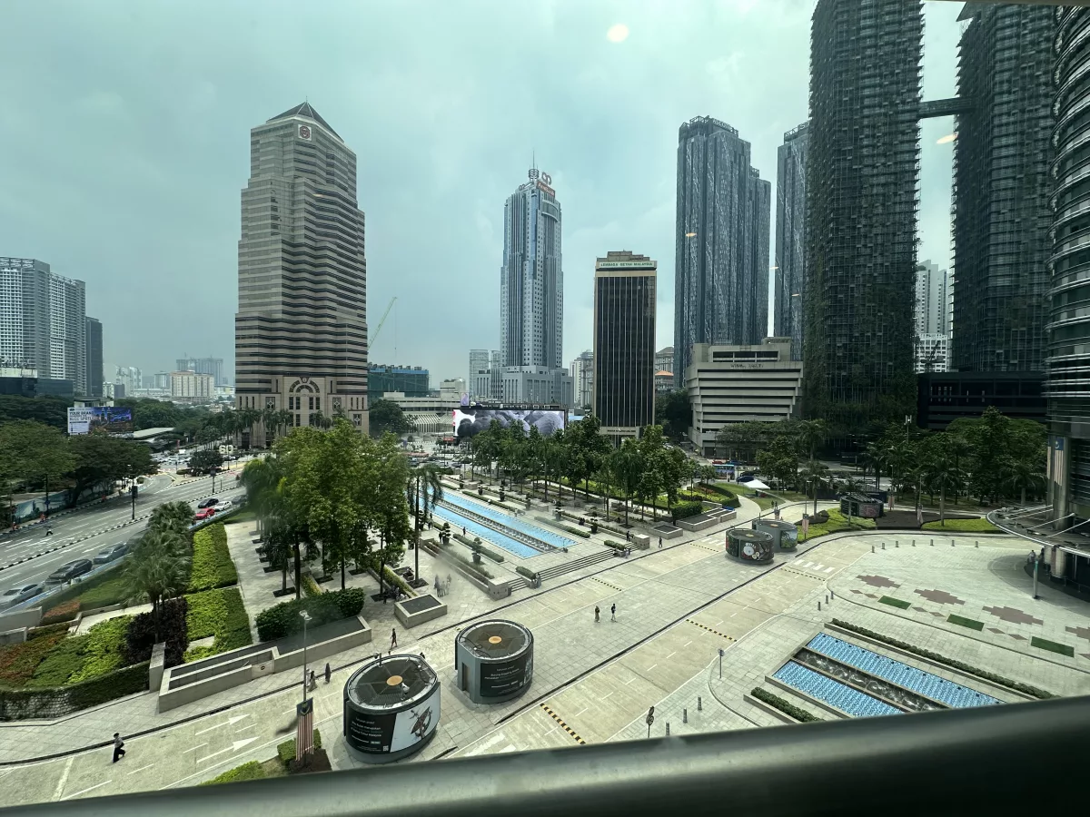Kurze Pause im Museumscafé mit bester Aussicht Aussicht vom Museumscafé im Petrosains KL
