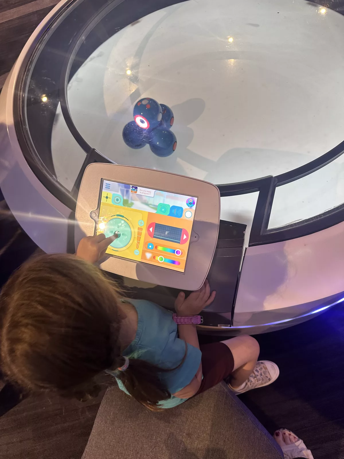 Kleine Roboter zum Selbststeuern, unsere 4jährige war sofort dabei Unsere Tochter steuert einen Roboter im Petrosains Museum