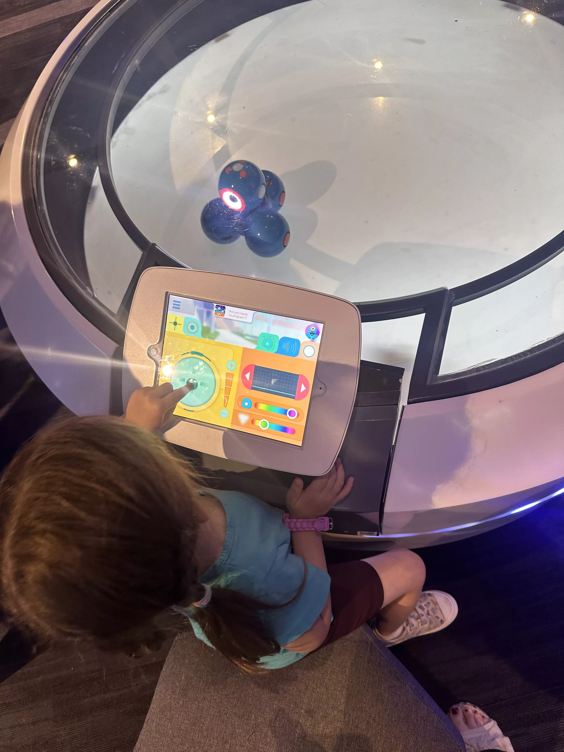 Unsere Tochter steuert einen Roboter im Petrosains Museum