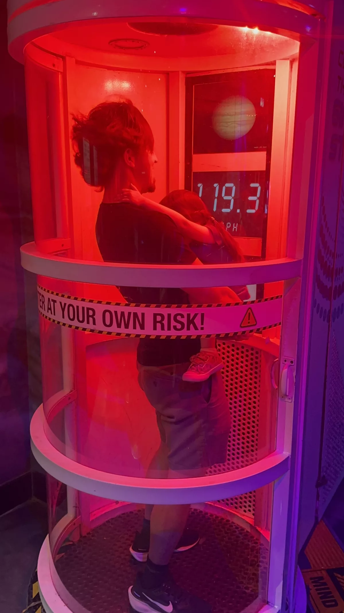 Den Sturmsimulator fand sie allerdings nicht überzeugend 🤣 Sturmsimulator im Petrosains Kuala Lumpur