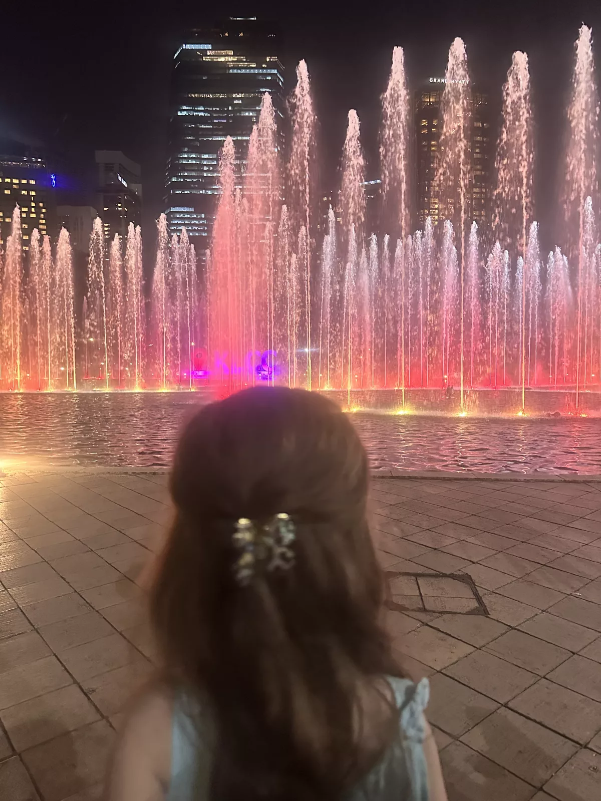 Wir konnten die Show ganz entspannt beobachten Springbrunnen Show im KLCC Park mit bester Sicht von den Treppen aus