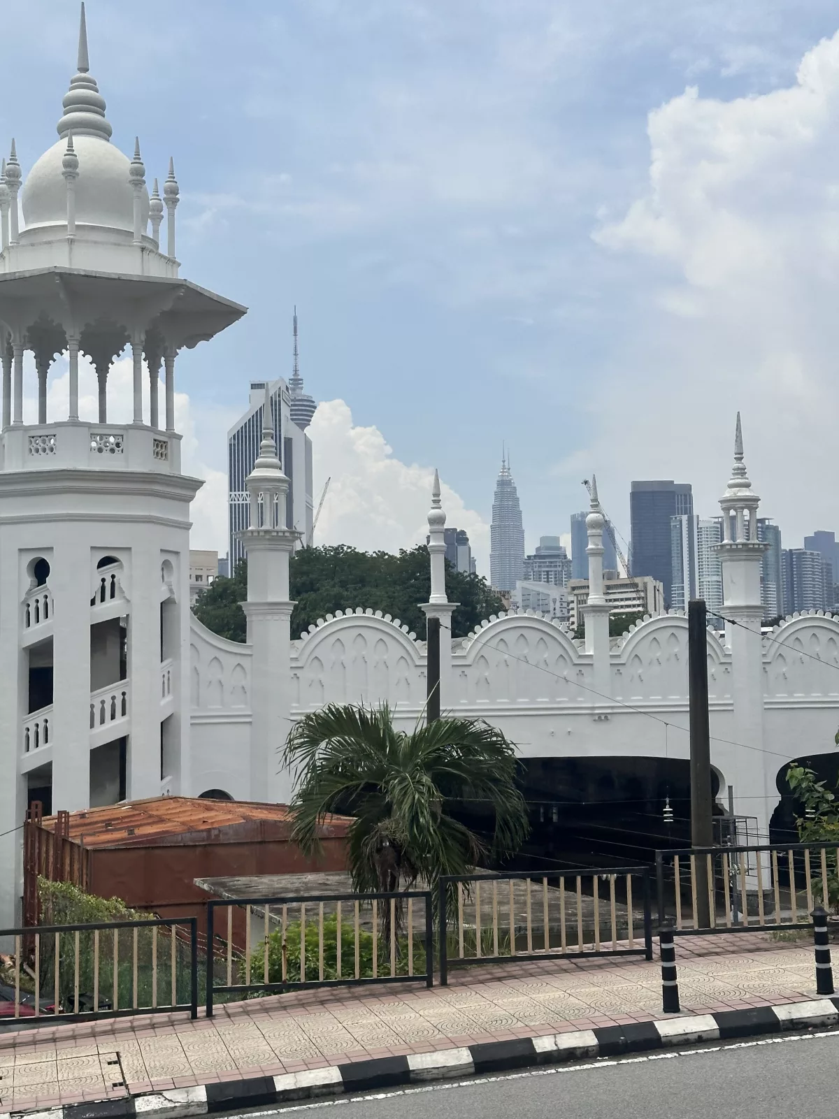 Auch der Kontrast verschiedener Architekturstile macht Kuala Lumpur interessant Kontrast aus traditioneller und moderner Architektur in Kuala Lumpur