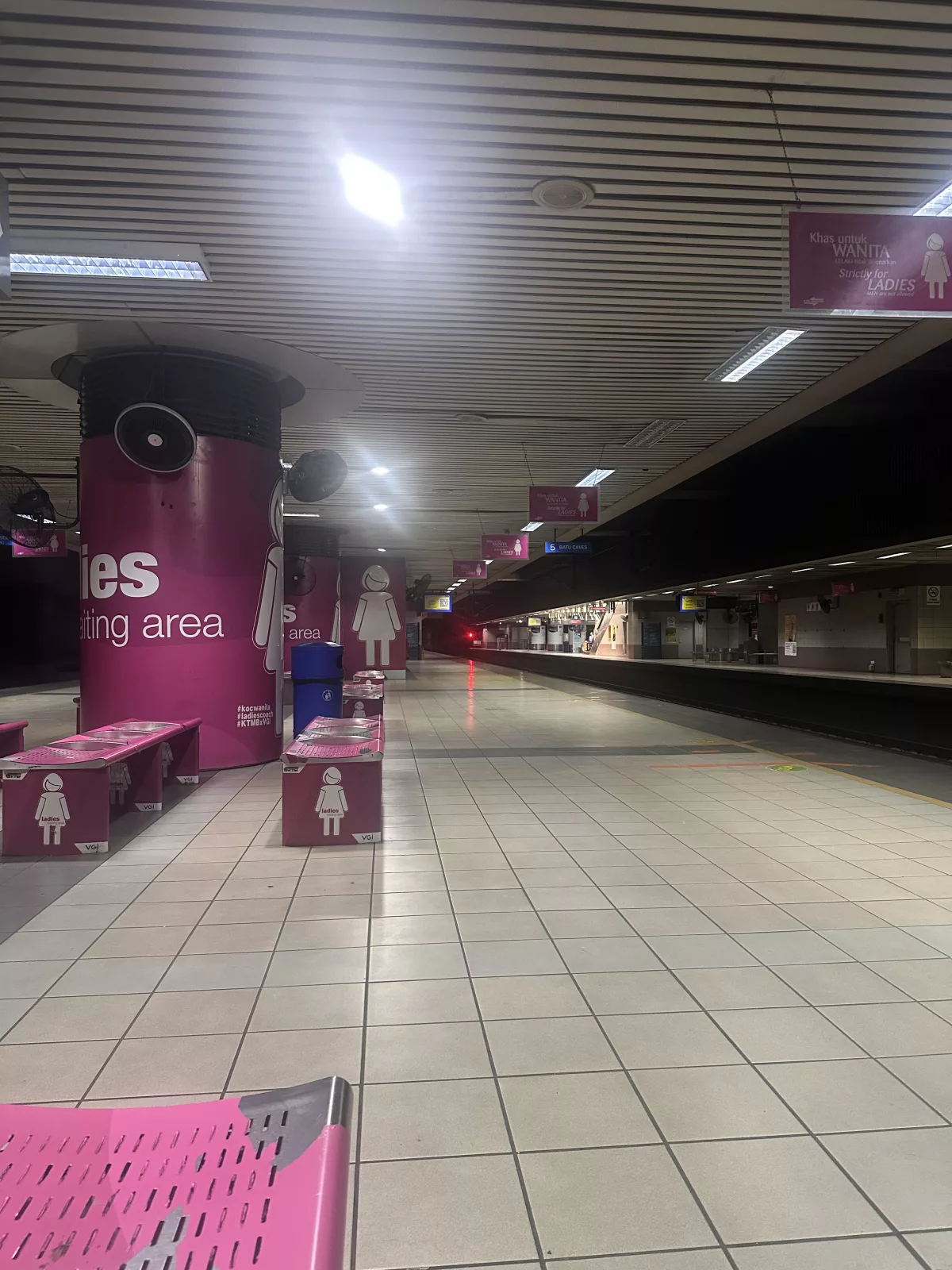 An den Zughaltestellen gab es extra Wartebereiche für Frauen Wartebereich für Frauen am Bahnhof von Kuala Lumpur