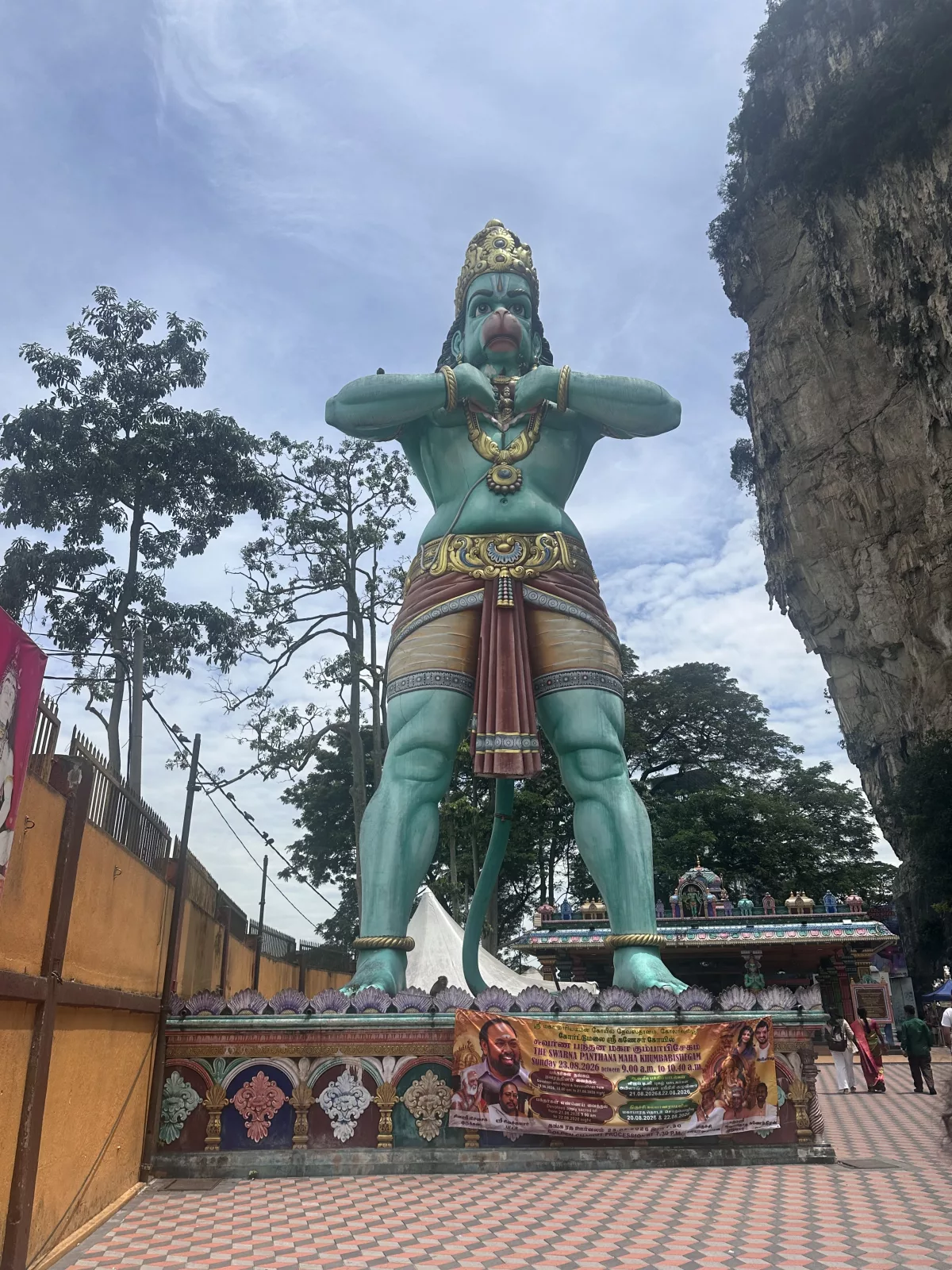 Vor dem Eingang steht eine 15 Meter hohe Statue des Affengottes Hanuman 15 Meter hohe Statue des Affengottes Hanuman