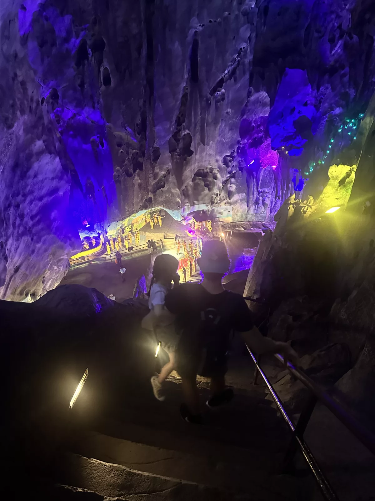 Die bunten Neonlichter und vielen Dioramen waren für uns erstmal gewöhnungsbedürftig Bunte Neonlichter und Dioramen in der Ramayana Cave