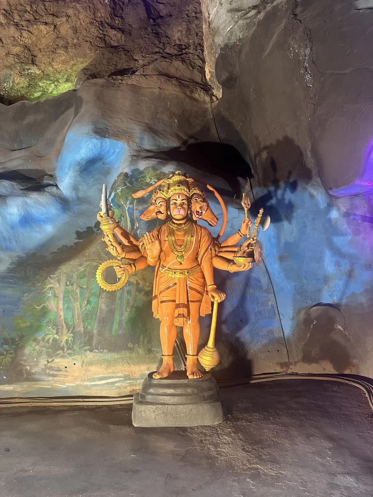 Statue von Ravana kurz am Ende der Geschichte Statue des Dämonenkönigs Ravana in der Ramayana Cave