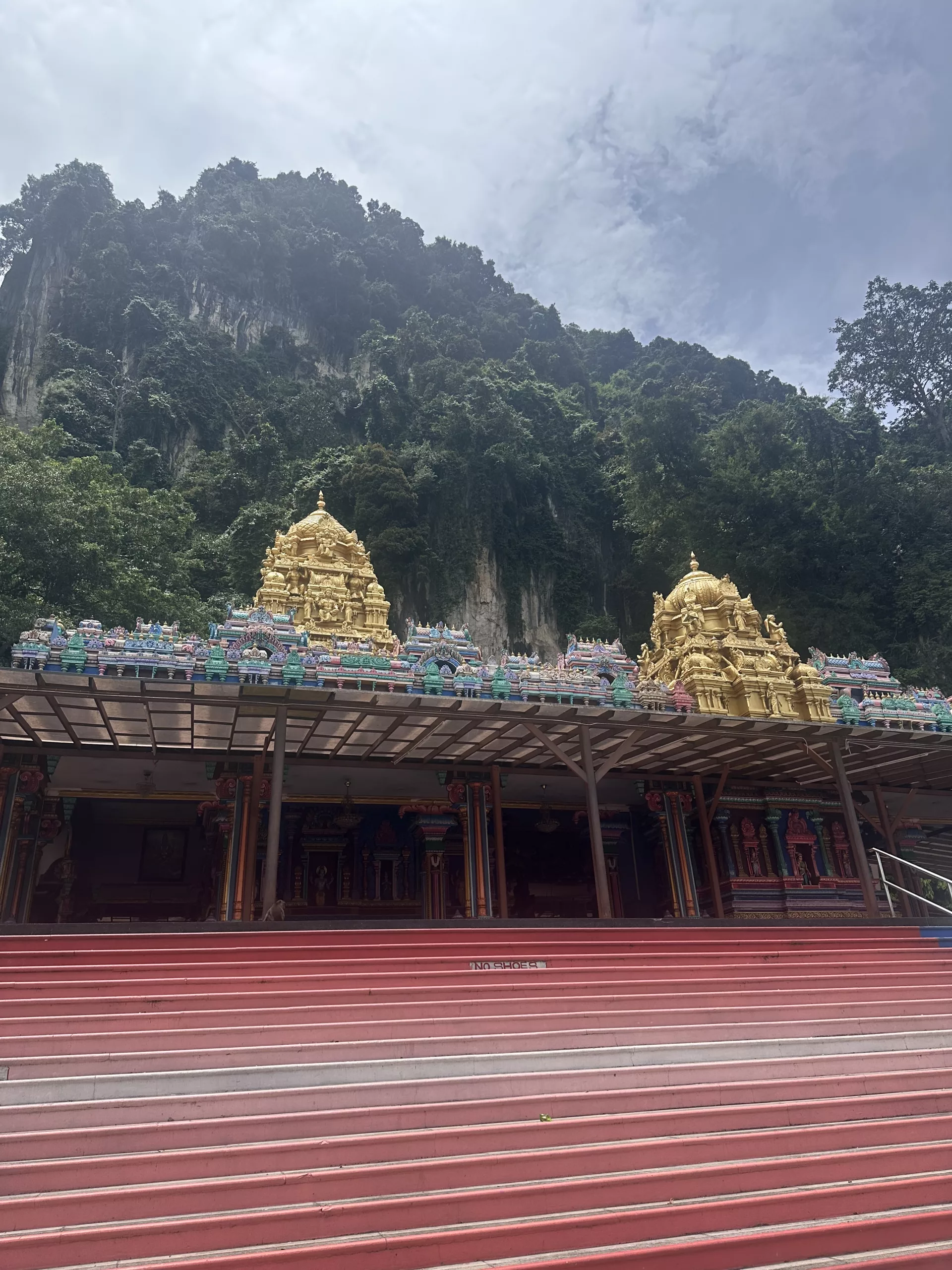 Tempel vor den Felsen an den Batu Caves