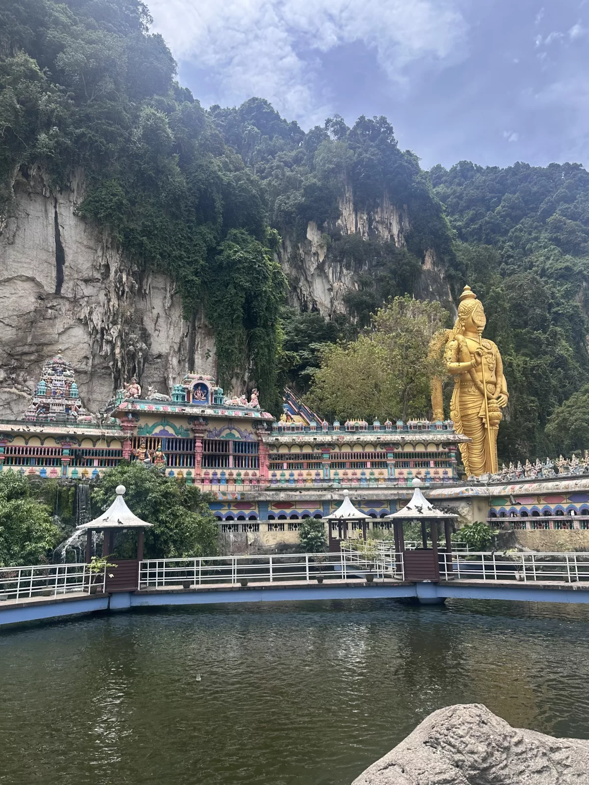 An diesem Tempel kommst du vorbei bevor du die Batu Caves erreichst Tempel am Fuße der Batu Caves Treppe