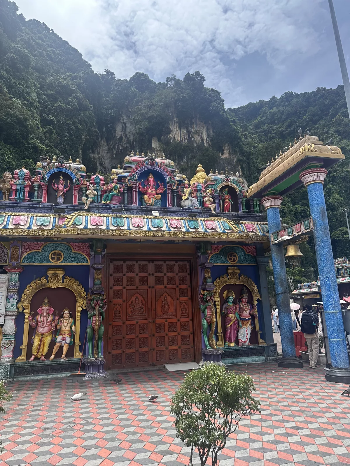 Die Tempel und Gebäude an den Batu Caves sind bunt verziert Bunt verzierte Tempel und Gebäude an den Batu Caves