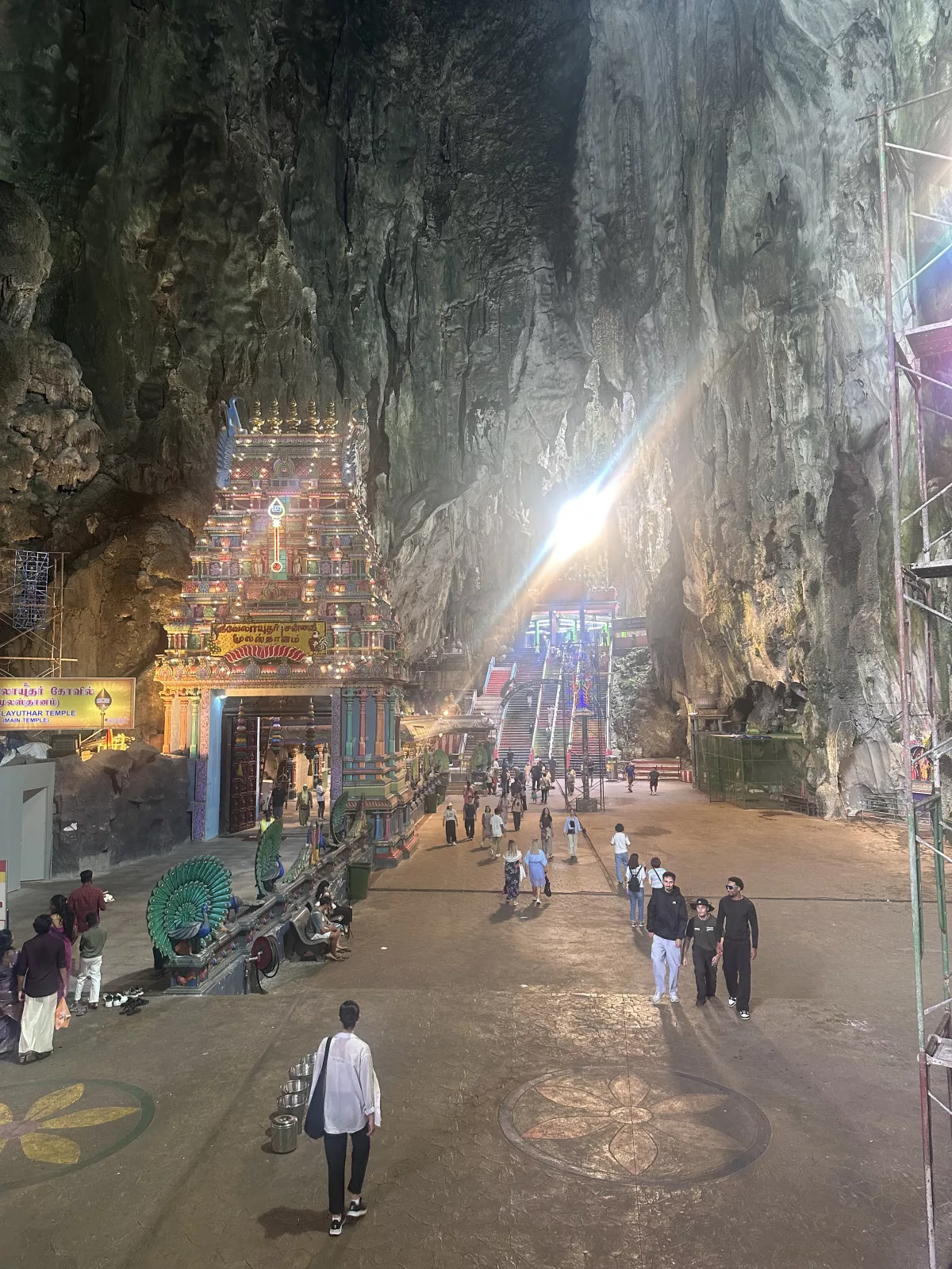 Endlich oben angekommen: das Innere der Batu Cave Das Innere der Batu Cave in Kuala Lumpur