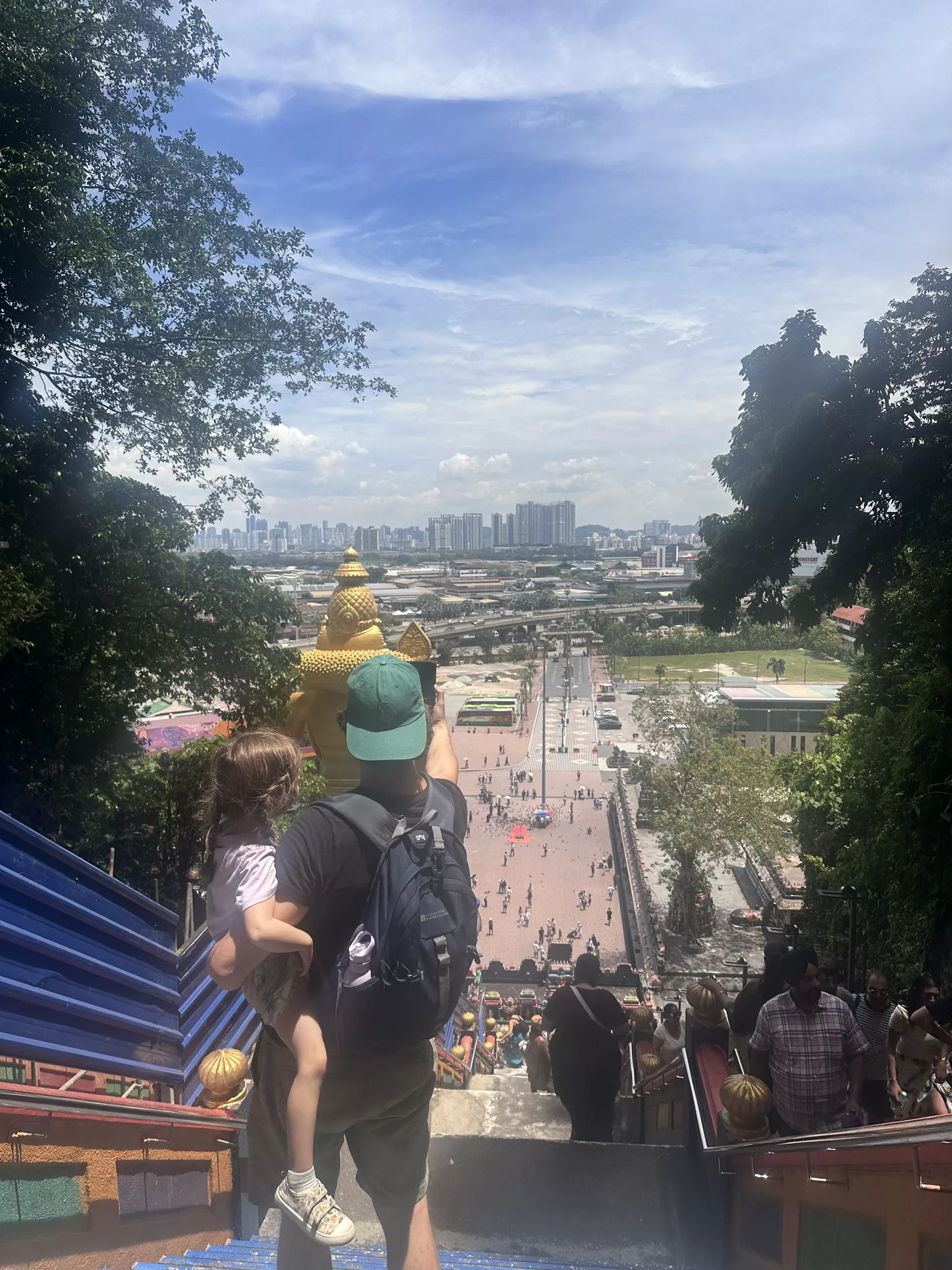 Aussicht auf Kuala Lumpur von den Treppen zu den Batu Caves