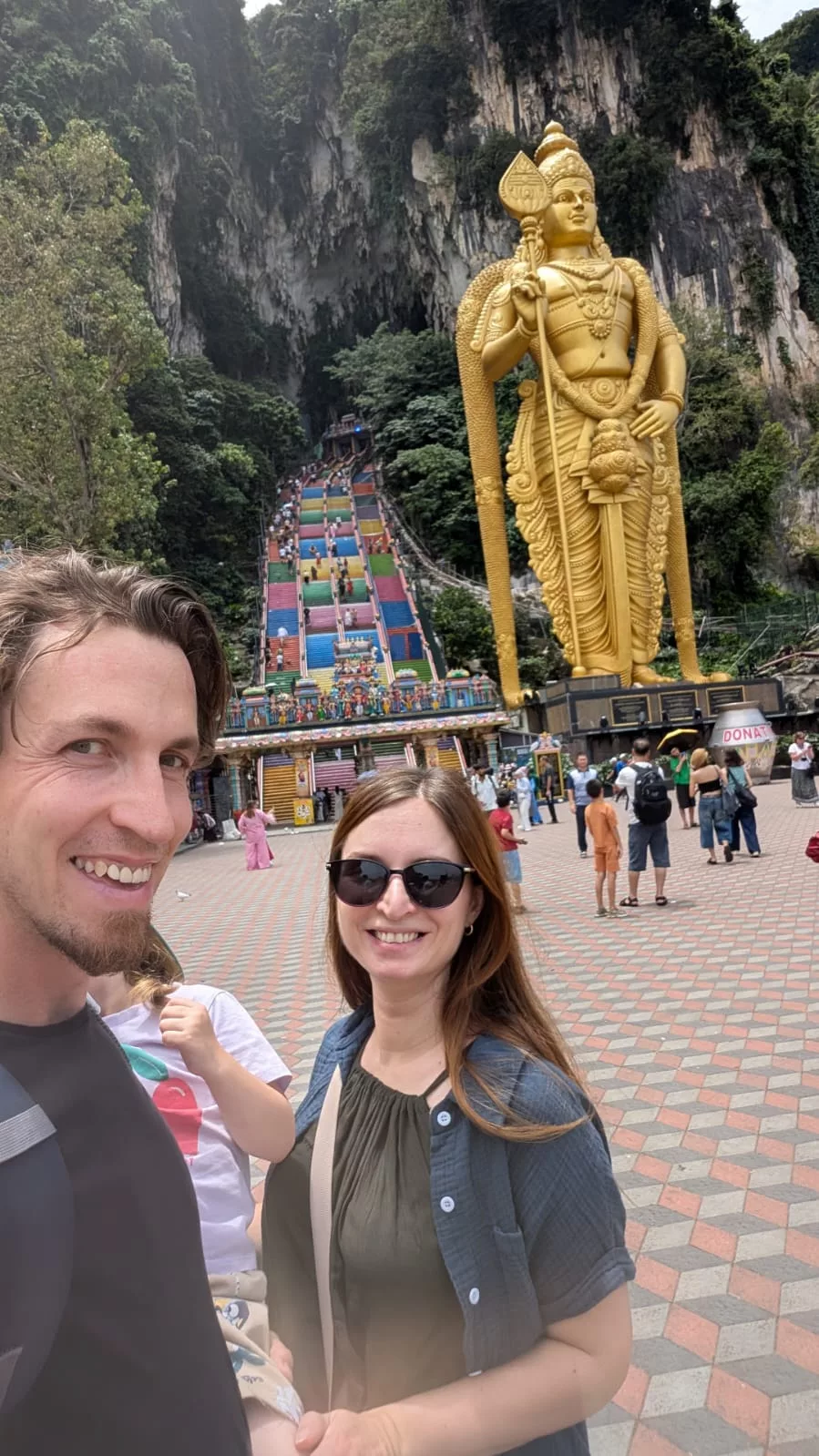 Angekommen an den Batu Caves Familienfoto vor den Treppen zu den Batu Caves