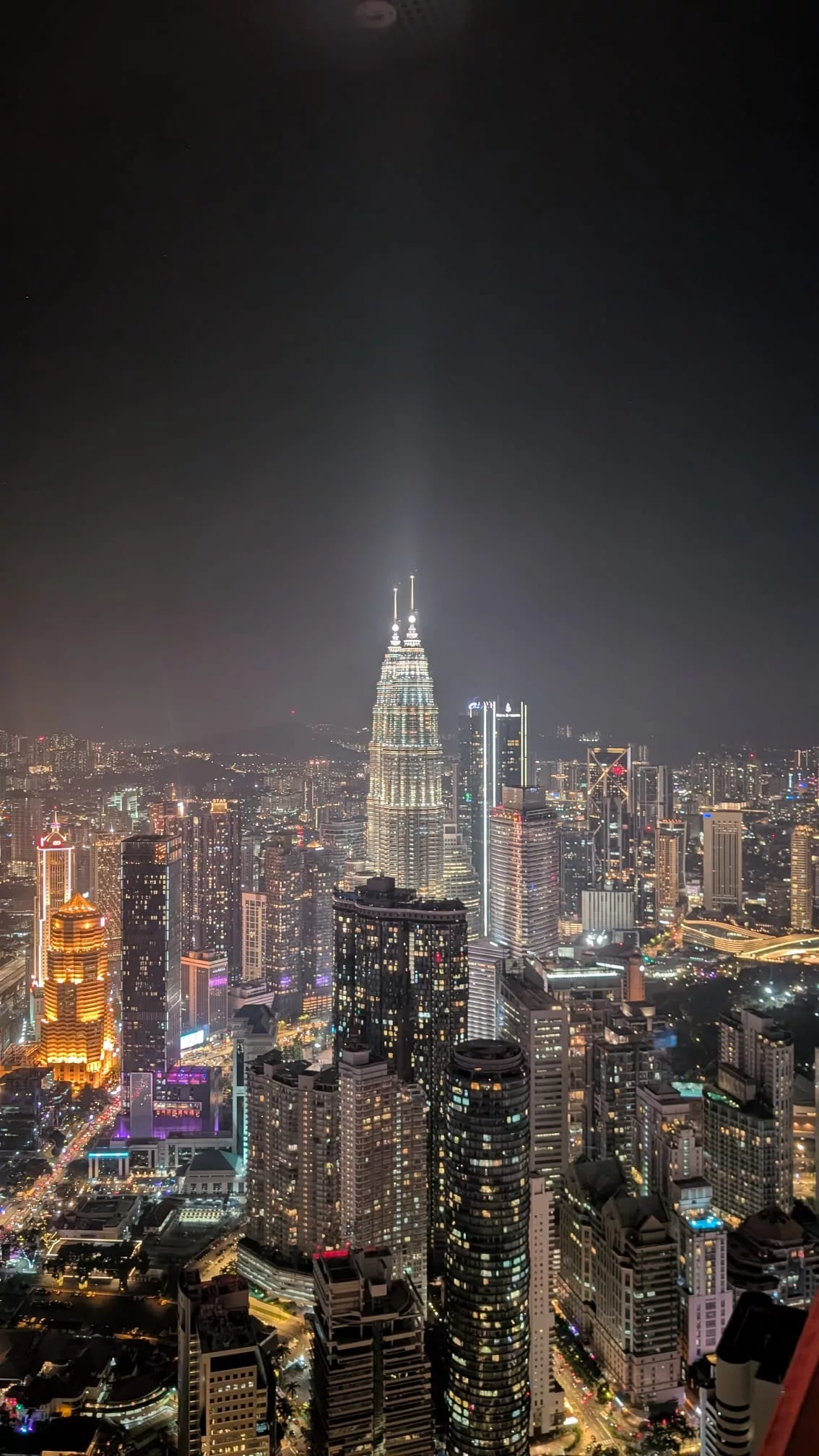 Blick auf die Petronas Towers bei Dunkelheit Blick auf die Petronas Towers bei Nacht vom KL Tower aus