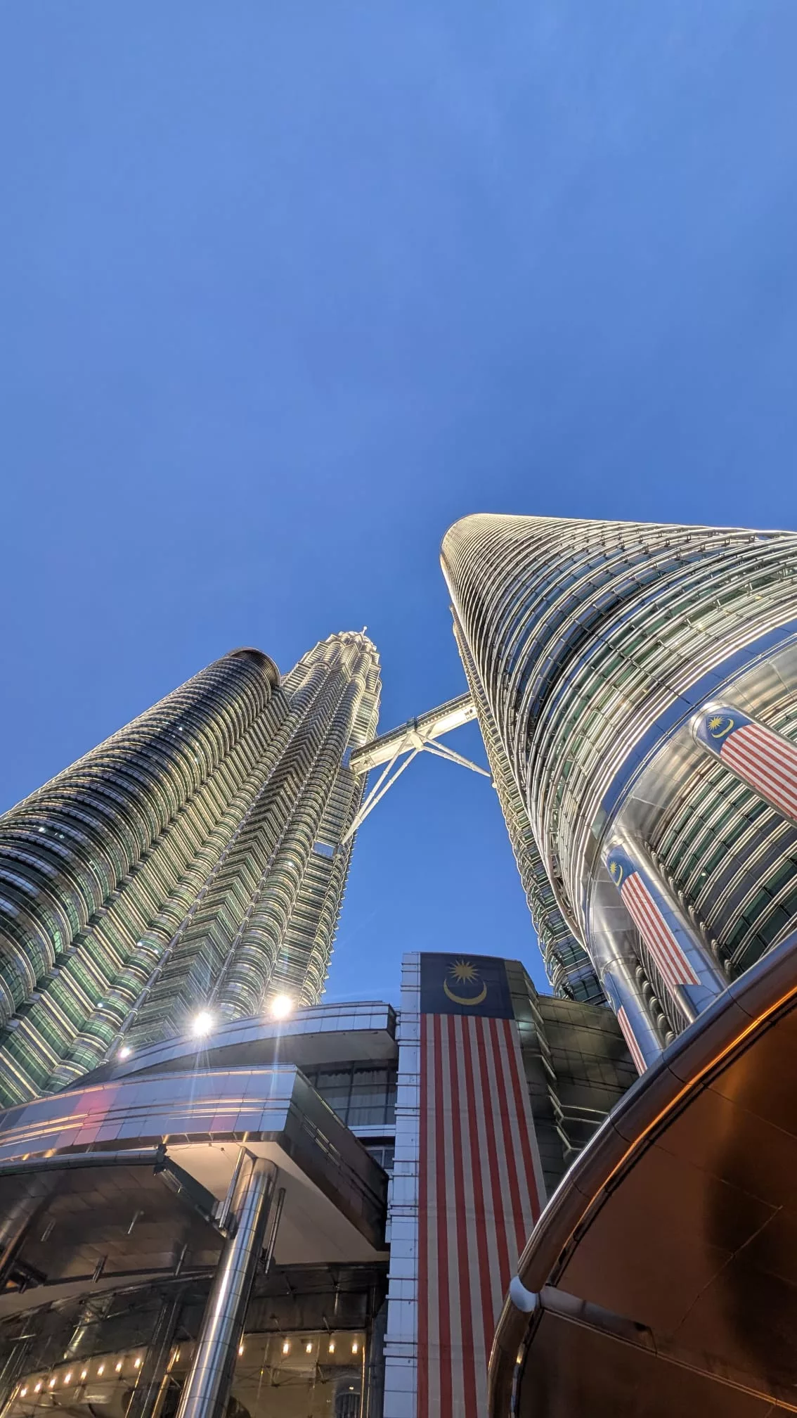 Einer der Eingänge zur Suria Mall direkt in den Petronas Towers Die suria Mall befindet sich in den unteren Etagen der Petronas Towers