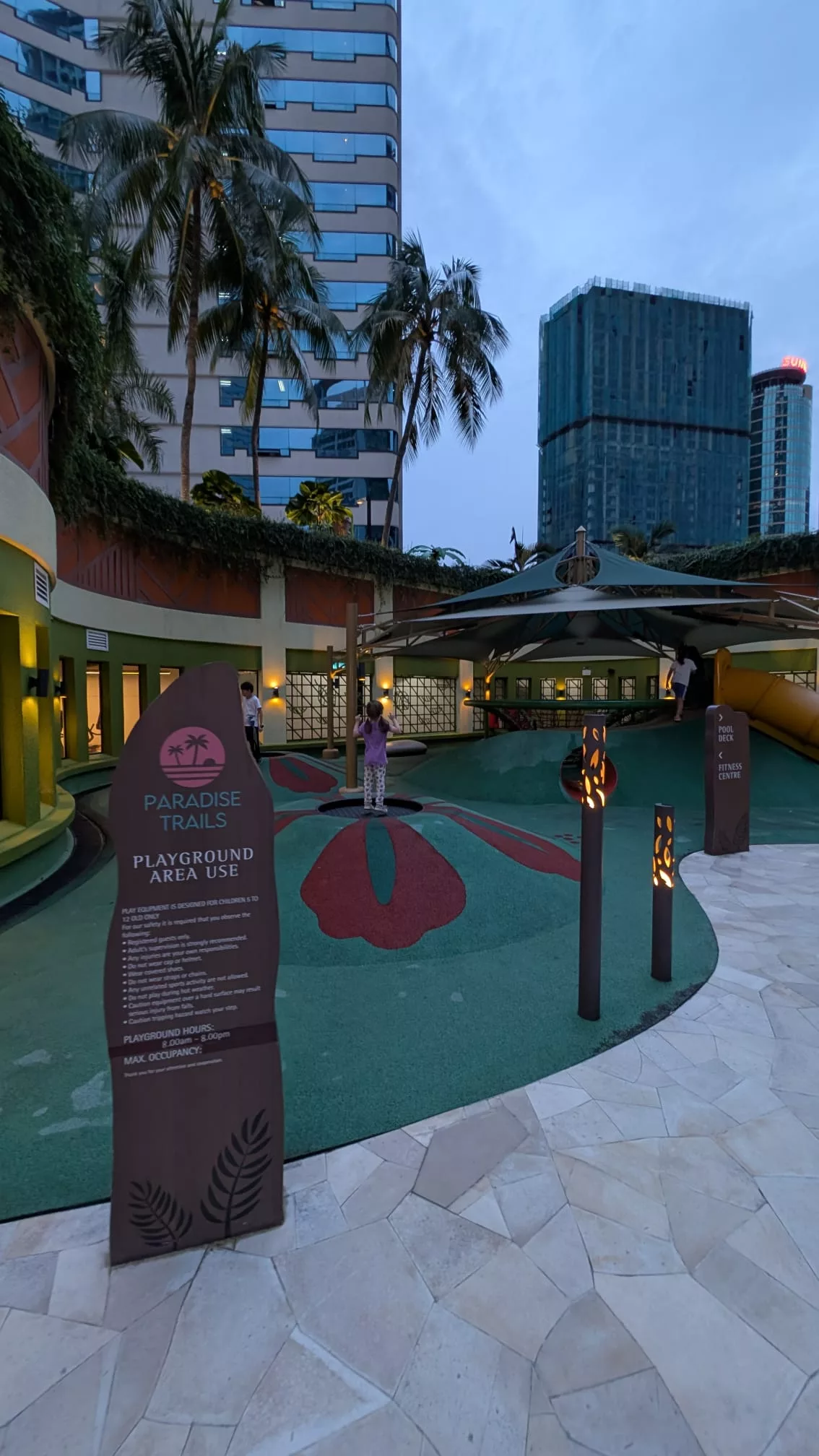 Auf dem Spielplatz gab es auch Trampoline, eine Rutsche, Basketballkorb, Tischtennis uvm. Spielplatz im Four Points by Sheraton Hotel Kuala Lumpur mit Rutsche, Trampolinen uvm.