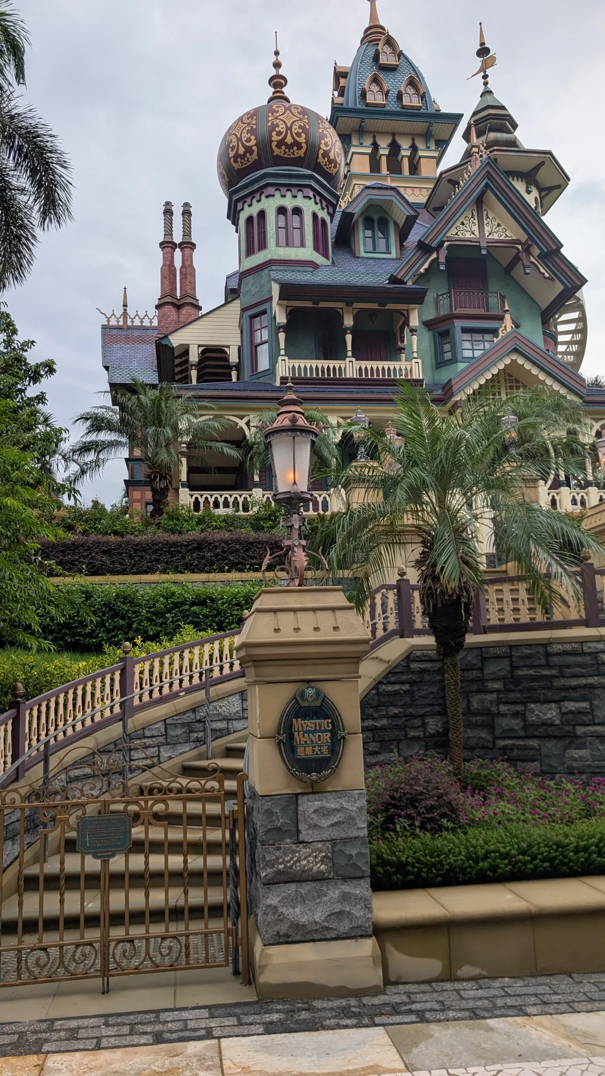 Mystic Manor, das Zuhause von Lord Henry Mystic und seinem Affen Albert Mystic Manor im Disneyland Hongkong