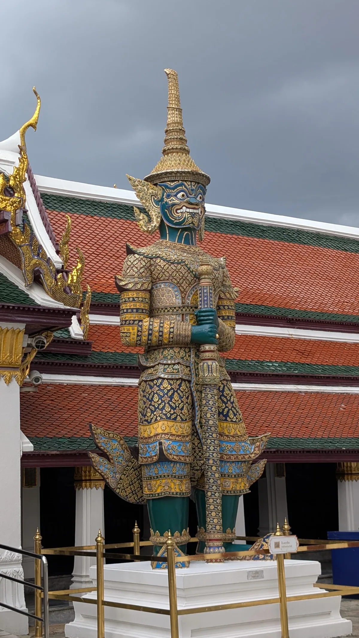 Riesige Yakshas (Wächterstatuen) bewachen die Eingänge des Palastes Riesige Yaksha-Statue (Wächterstatue) vor einem Eingang des Großen Palastes in Bangkok