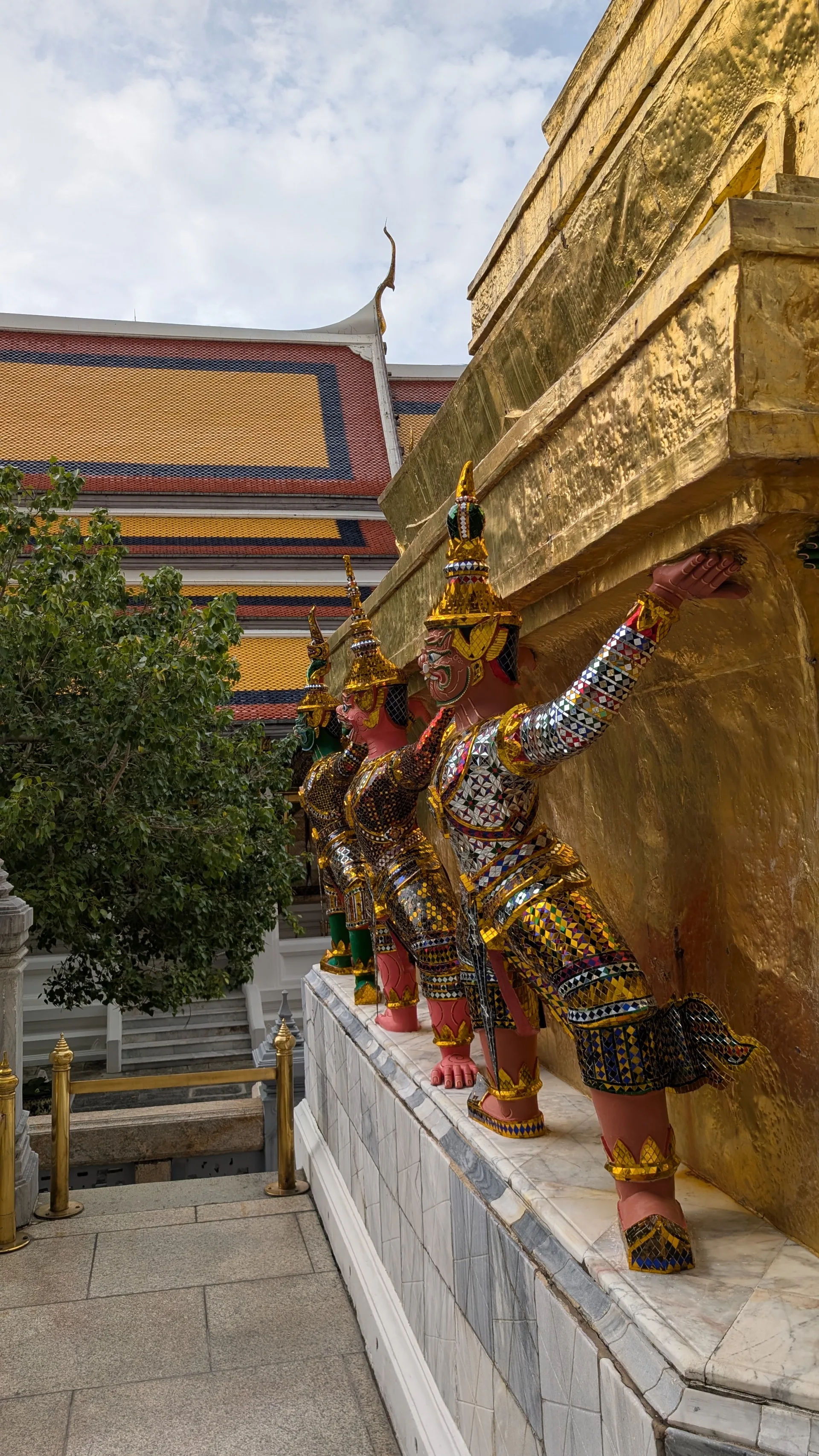 Gold und Verzierungen am Great Palace, dem Palast von Bangkok