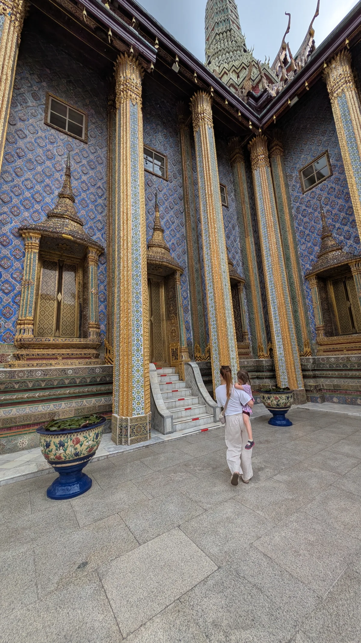 Beim Spaziergang durch die Anlage entdeckt man überall wunderschöne Details Spaziergang durch die Anlagen des Great Palace in Bangkok