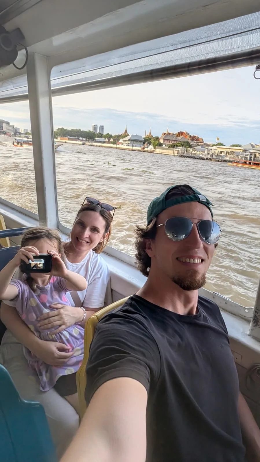 Los geht‘s mit dem Hop On Hop Off Boot Mit dem Hop On Hop Off Boot unterwegs in Bangkok