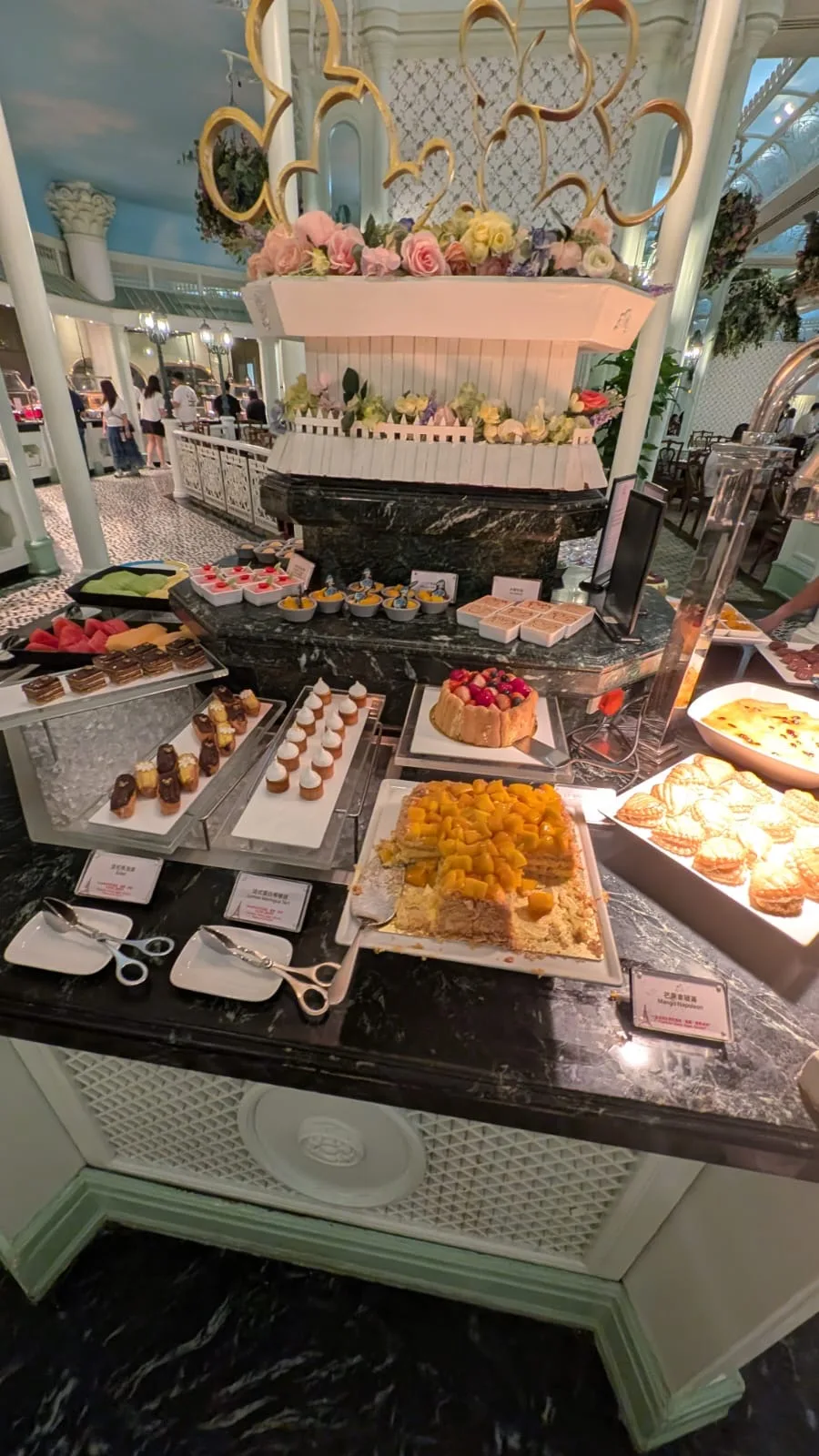 Ein Teil der Desserts beim Abendbuffet im Hotel Desserts beim Abendbuffet im Disneyhotel Hongkong