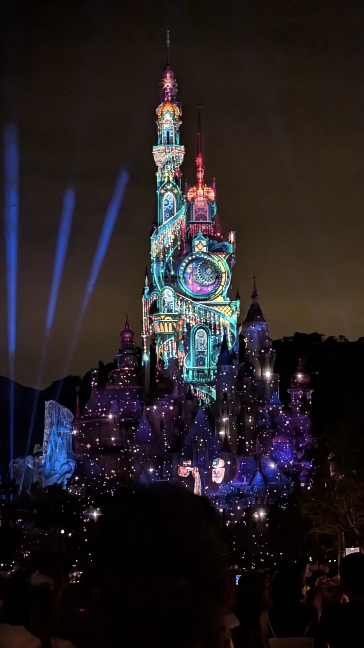 Das bunt beleuchtete Disneyschloss konnten wir super sehen Das bunt beleuchtete Disneyschloss während der Abschlussshow am Abend