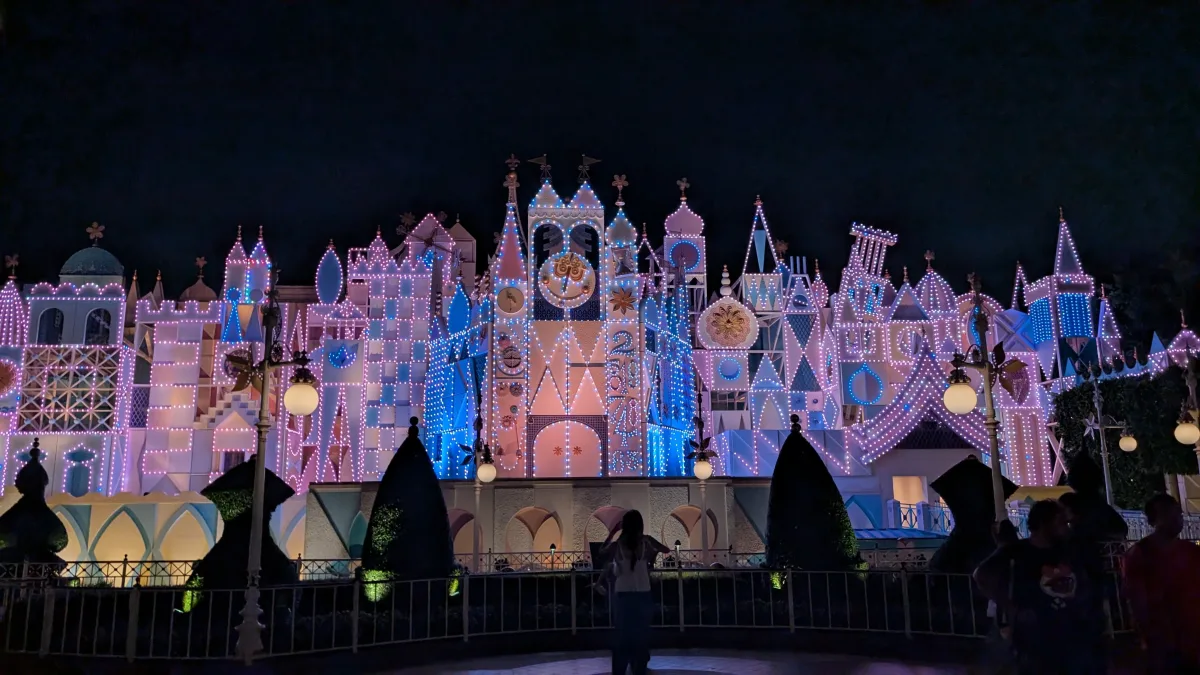 Und abends funkelt das Disneyland auch in Hongkong besonders schön Abendlich beleuchtetes Fahrgeschäft „It’s a small world“