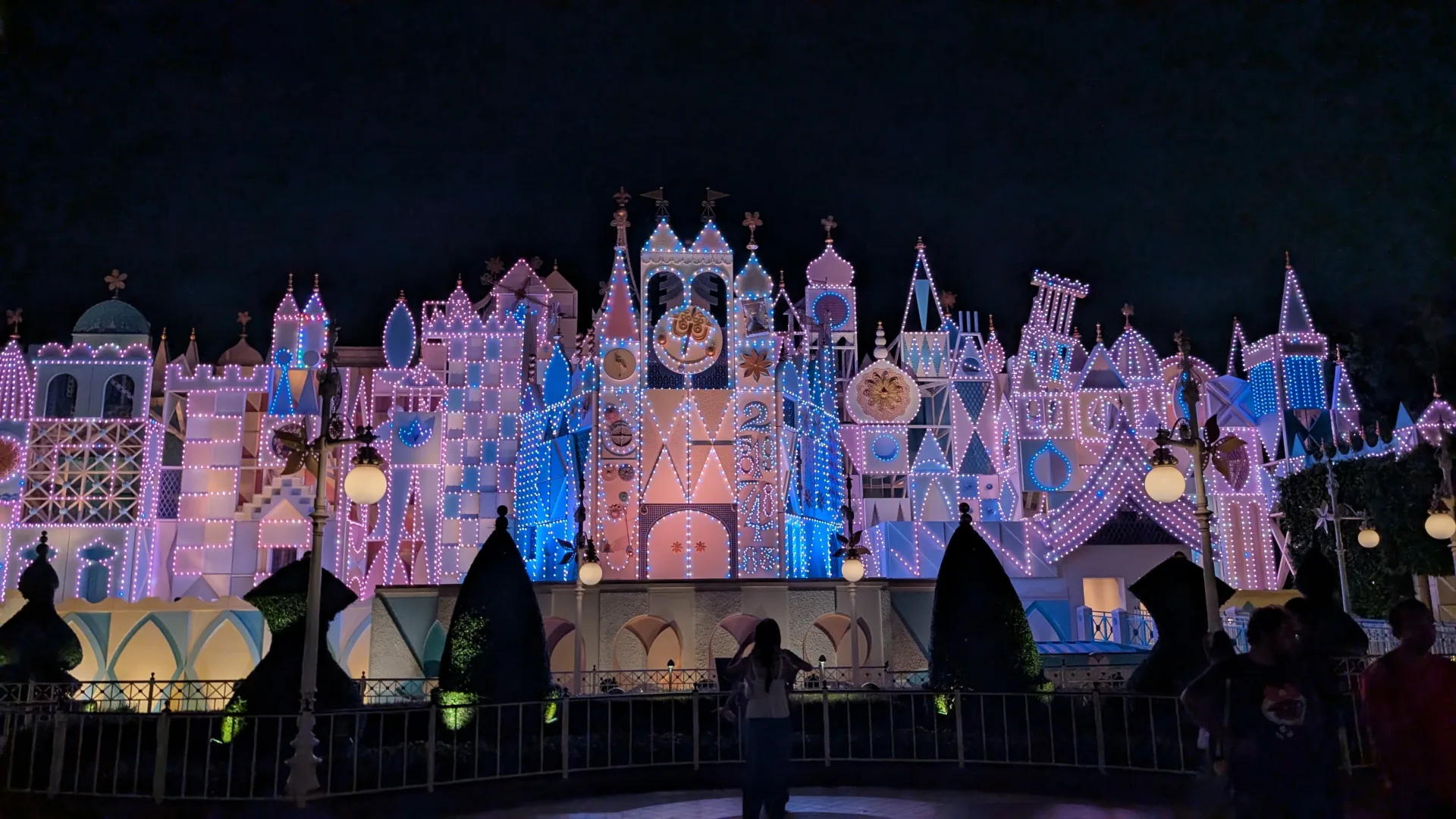 Abendlich beleuchtetes Fahrgeschäft „It’s a small world“
