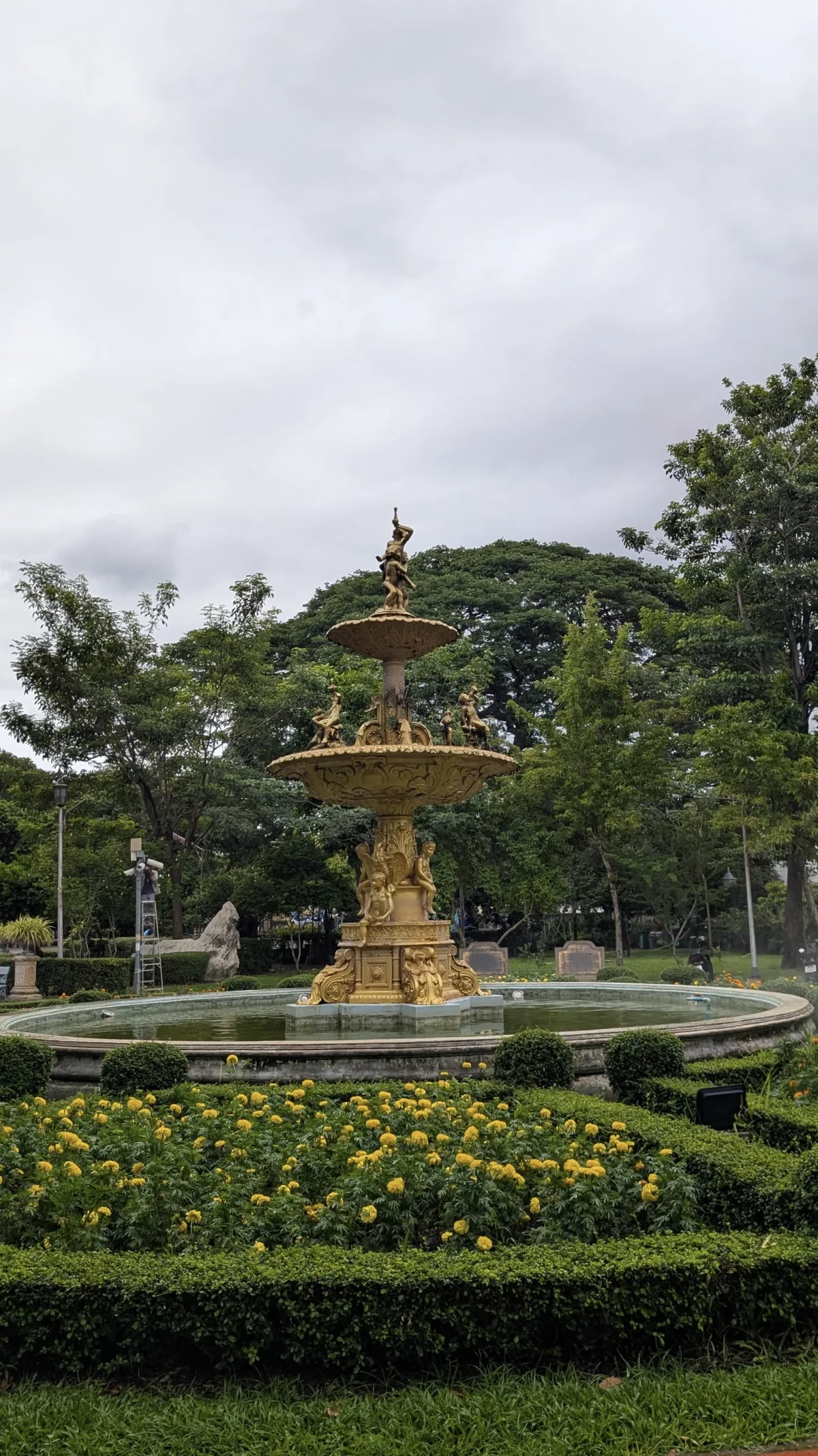 Goldener Brunnen im Saranrom Park Goldener Brunnen im Saranrom Park von Bangkok