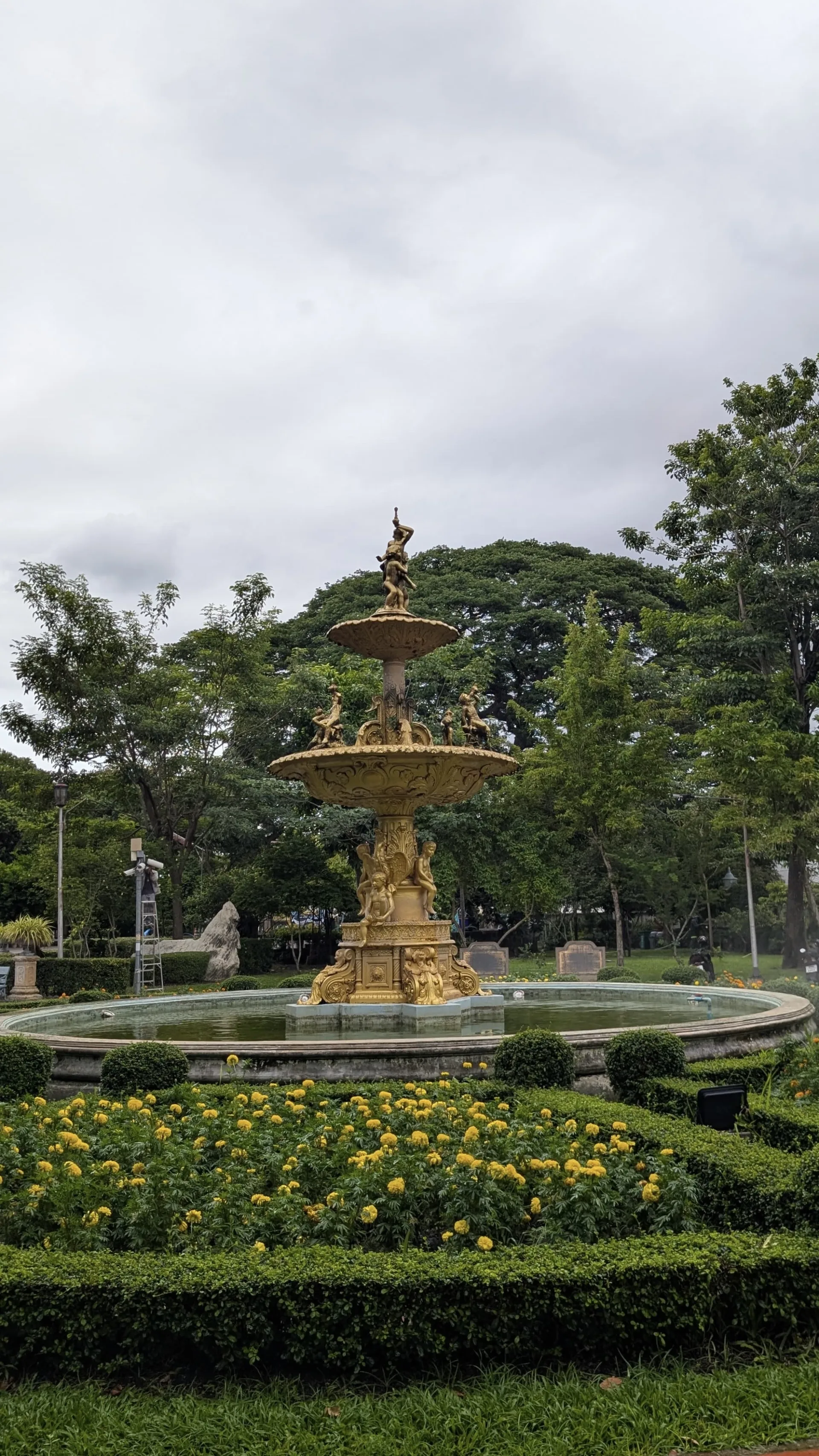 Goldener Brunnen im Saranrom Park von Bangkok