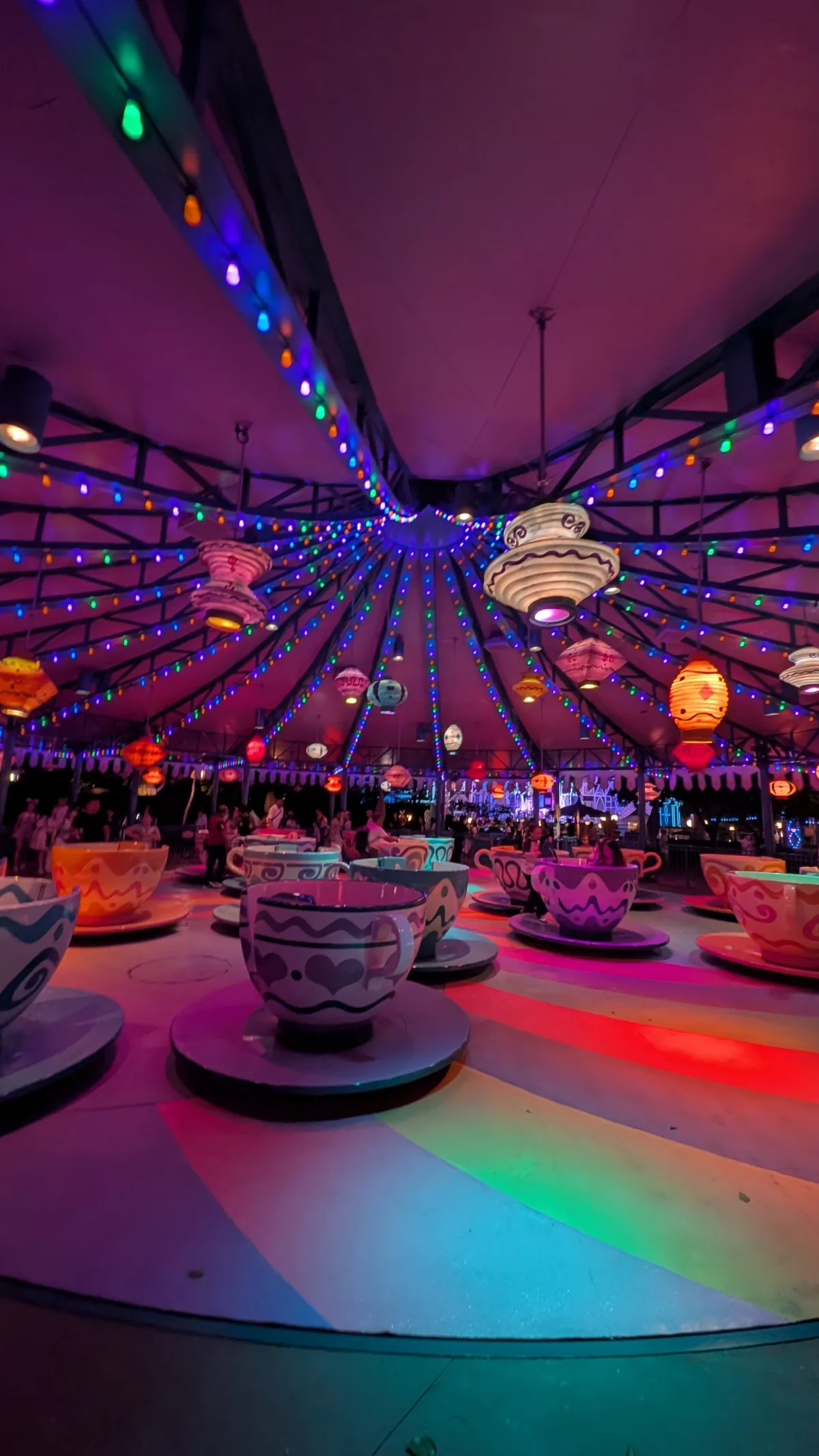 Mad Hatters Teacups fahren wir auch sehr gern Fahrgeschäft „Mad Hatters Tea Cups“ im Disneyland Hongkong