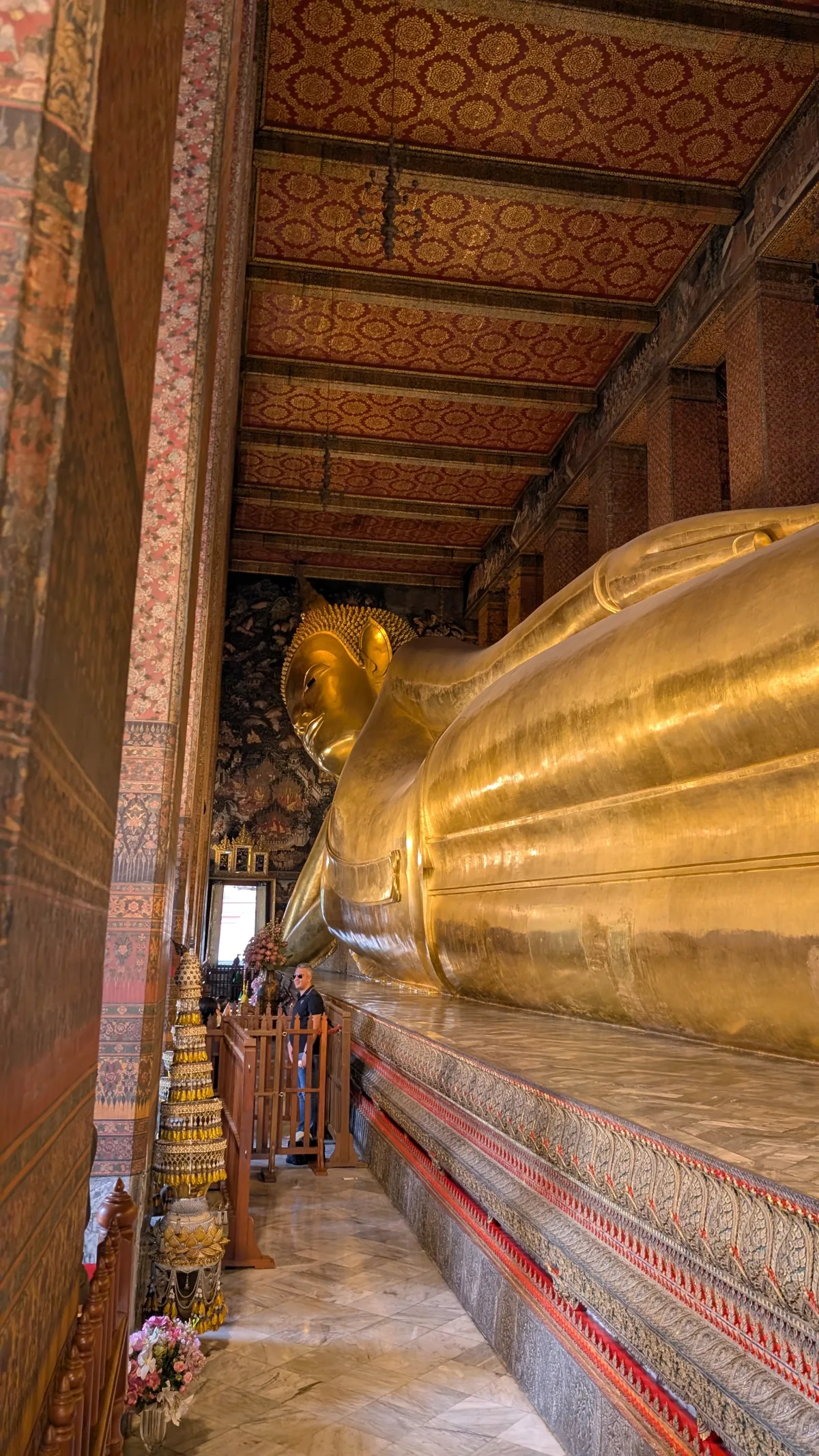 Am berühmtesten ist jedoch der riesige, vergoldete liegende Buddha (46 Meter!) Liegender Buddha im Wat Pho Tempel Bangkok