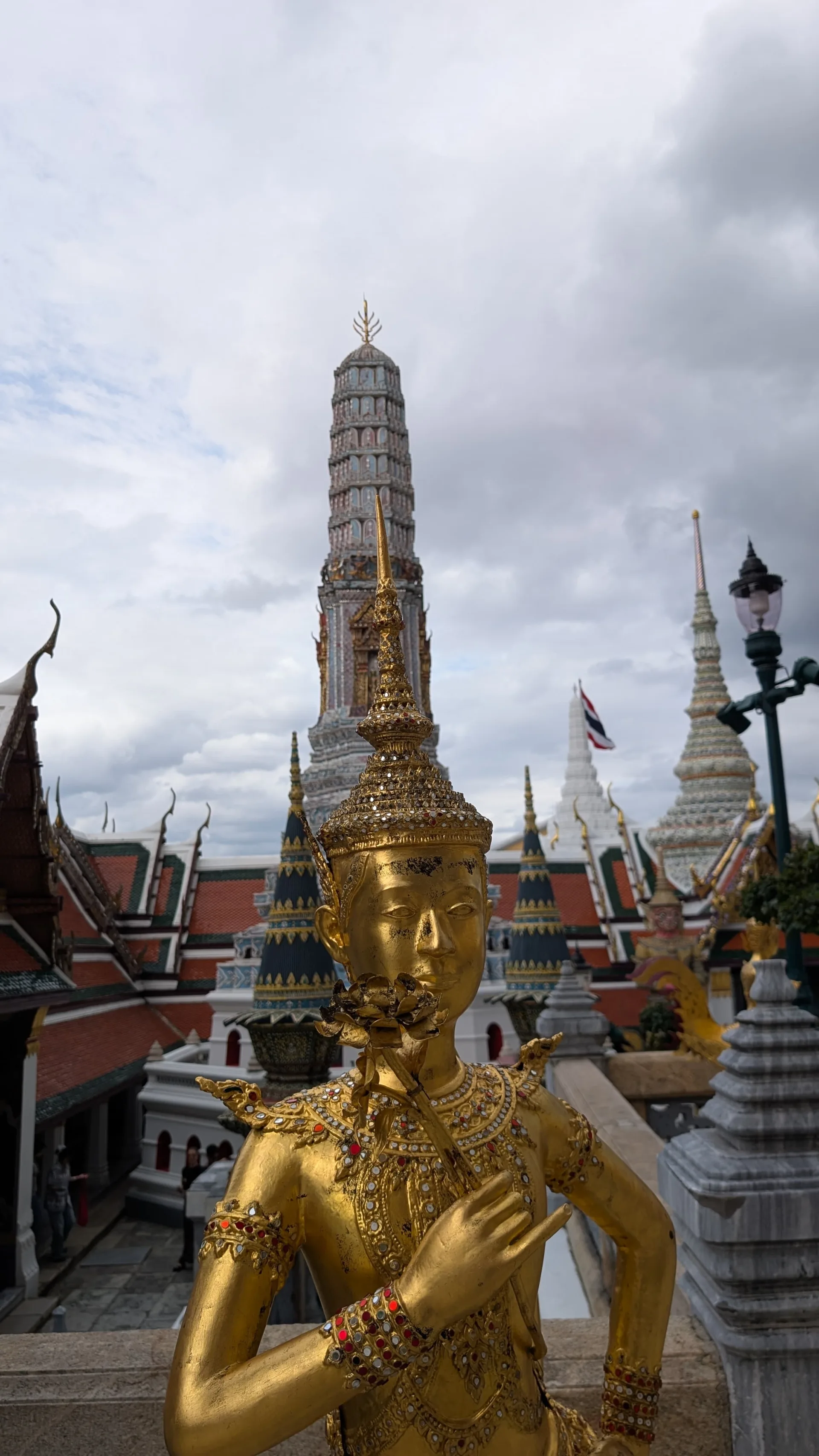 Goldene Statue vor den Dächern des großen Palastes von Bangkok