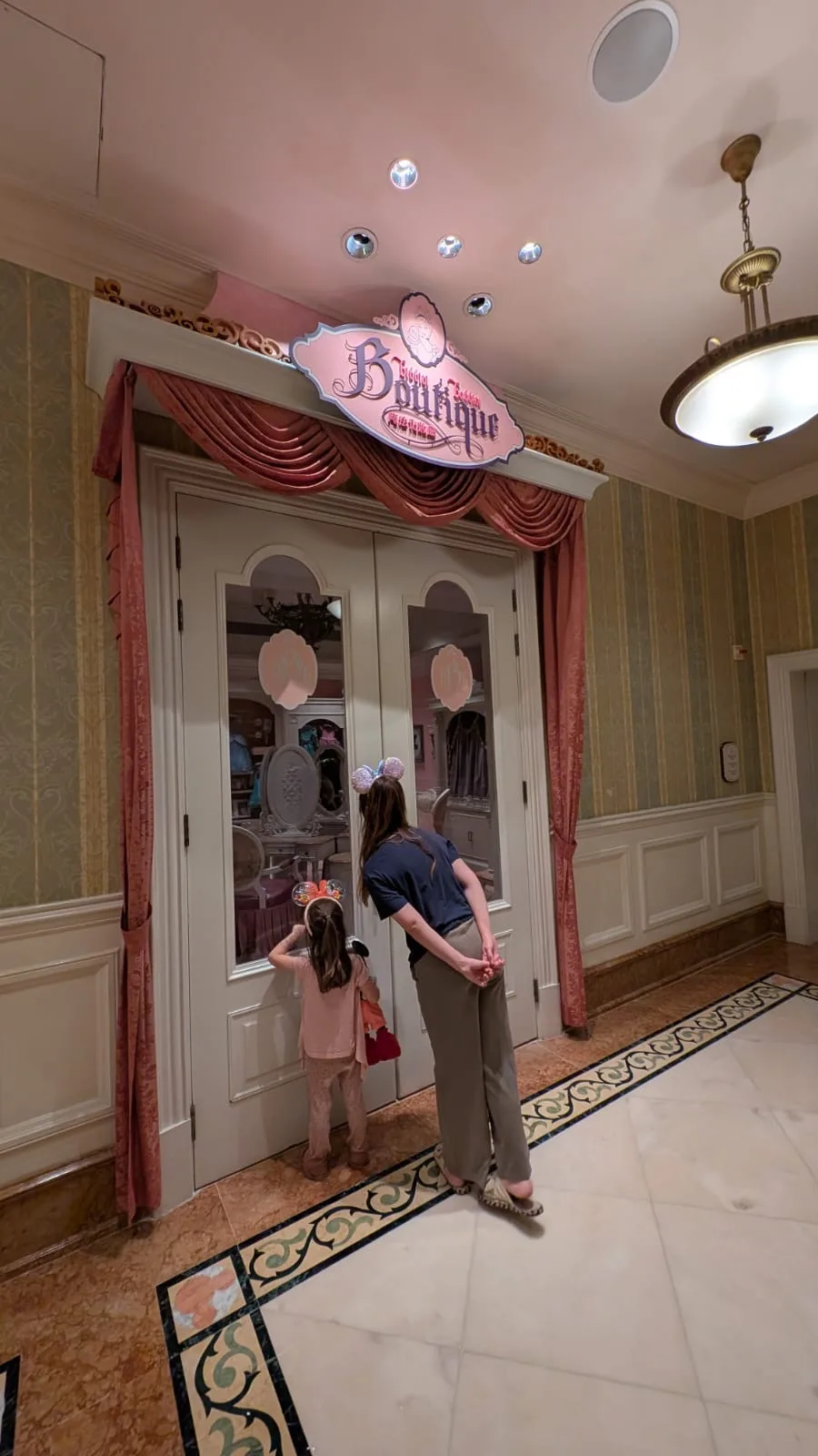 Bibbidi Bobbidi Boutique für große Umstylings Blick in die Bibbidi Bobbidi Boutique des Disneyhotels Hongkong