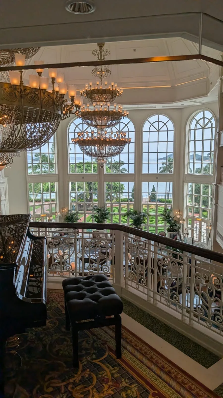 Auf der Empore spielte die Big Band Empore in der Lobby des Disneyhotels Hongkong mit Klavier