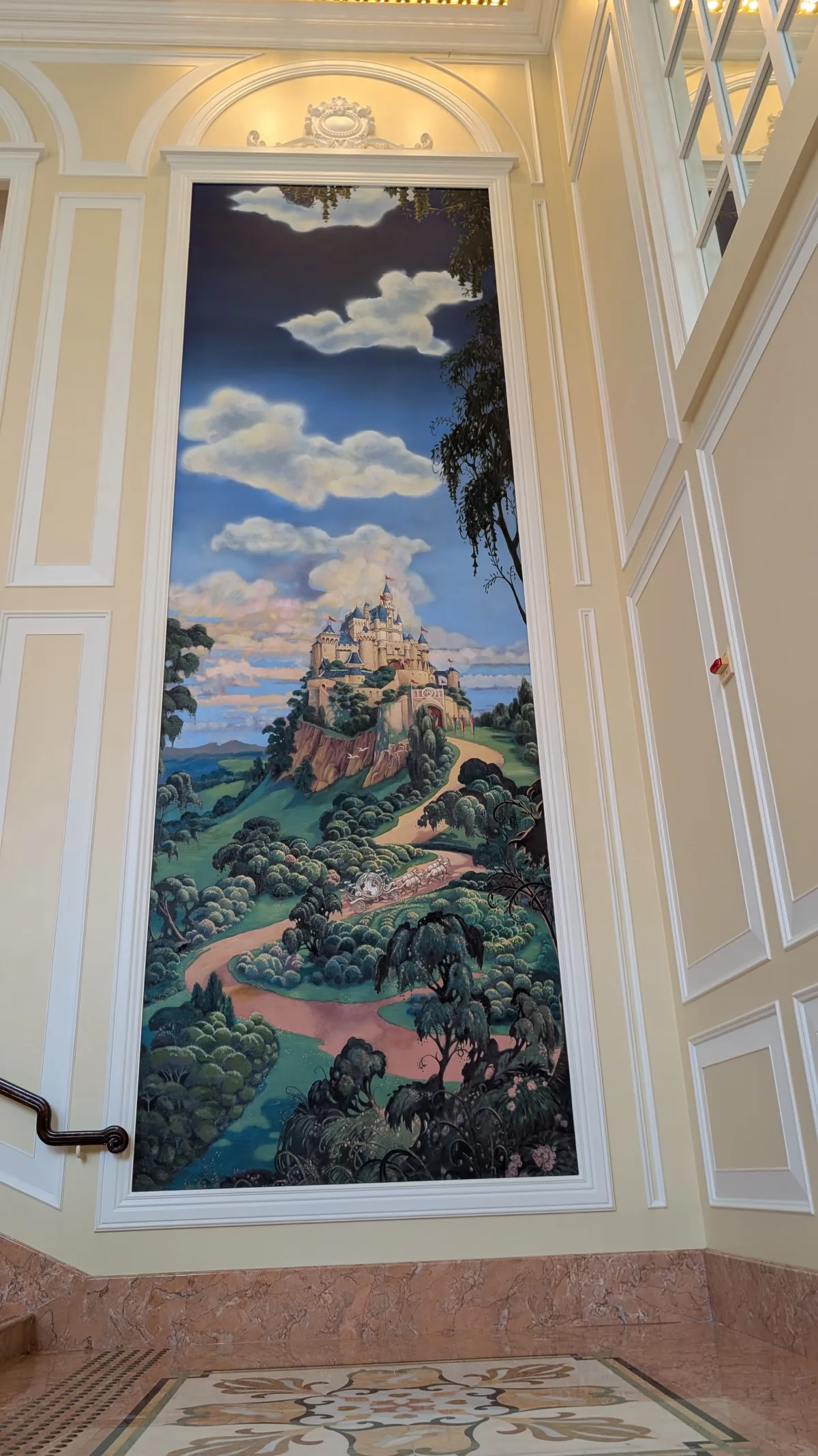 Gemälde mit einem Disneyschloss auf dem Weg zum Enchanted Garden Restaurant Gemälde mit Disneyschloss im Hotel
