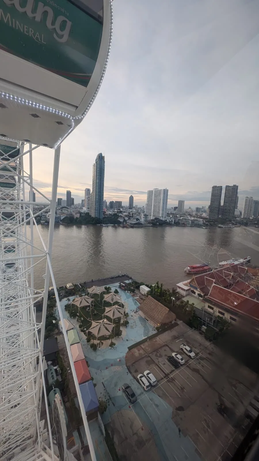 Mit dem Riesenrad sind wir auch eine Runde gefahren Fahrt mit dem Riesenrad an der Asiatique