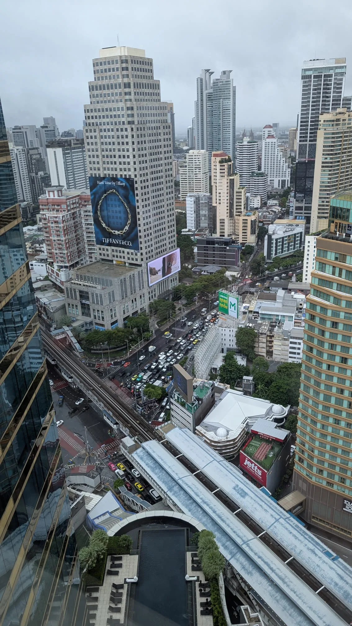 Die Metrostation Asok konnten wir sogar von unserem Zimmer aus sehen Blick vom Hotelzimmer auf die Metrostation Asok in Bangkok