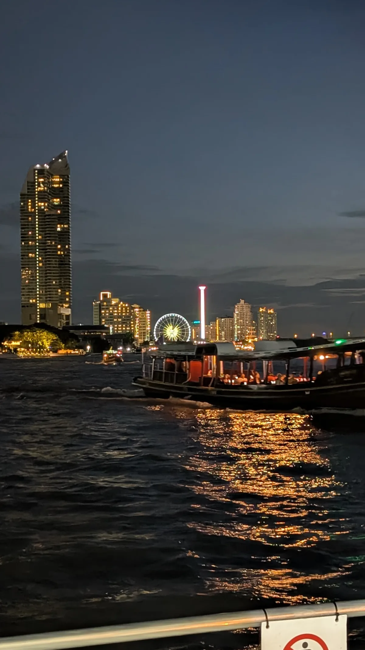 Abends strahlt die Asiatique Riverfront mit ihren Fahrgeschäften Asiatique Riverfront in Bangkok bei Dunkelheit am Abend