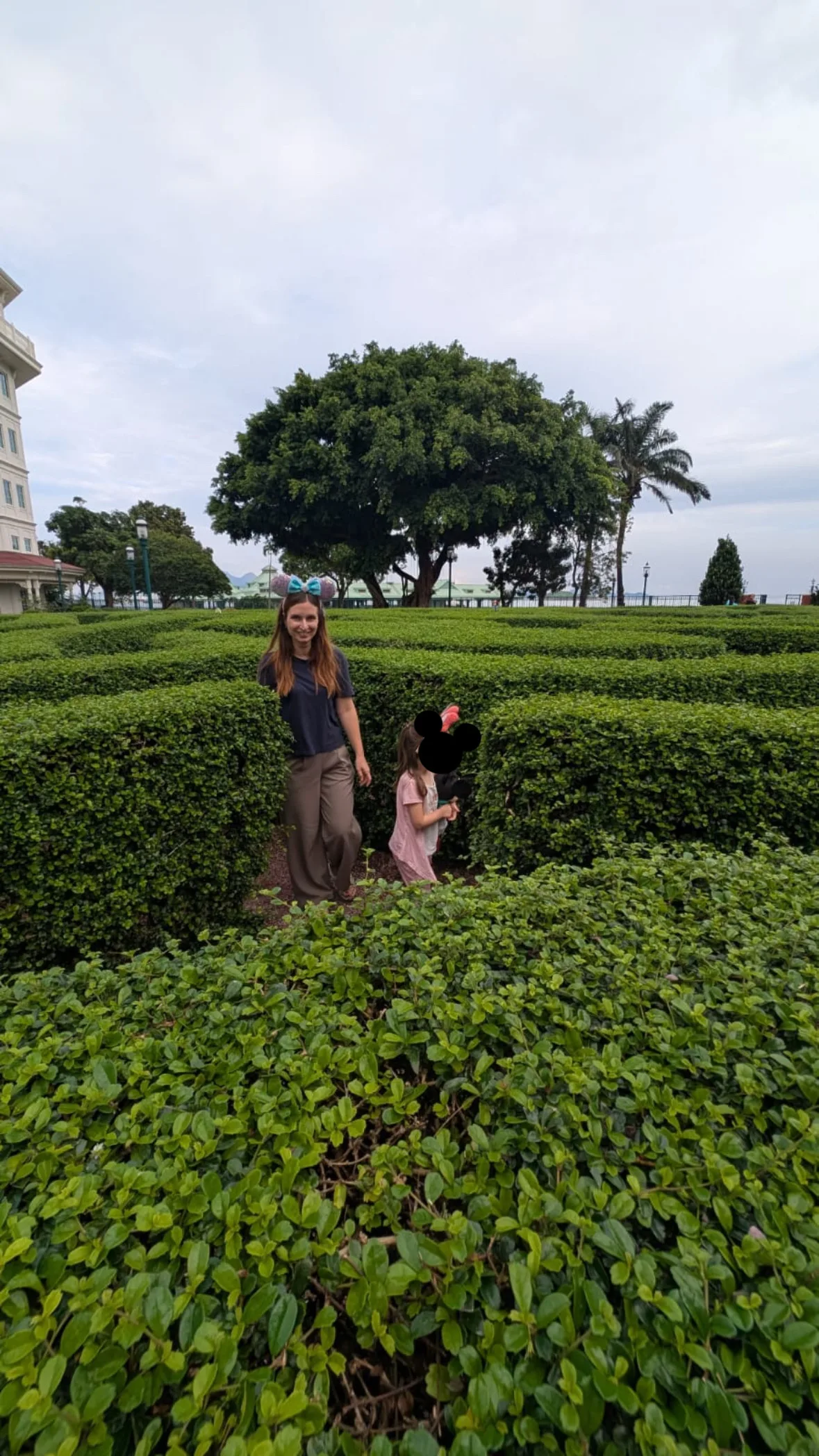 Im Garten-Labyrinth gibt es eine Duffy Schatzsuche (Infos und Preis bei der Fitness-Rezeption) Duffy Schatzsuche im Labyrinth im Garten des Disneyhotels Hongkong