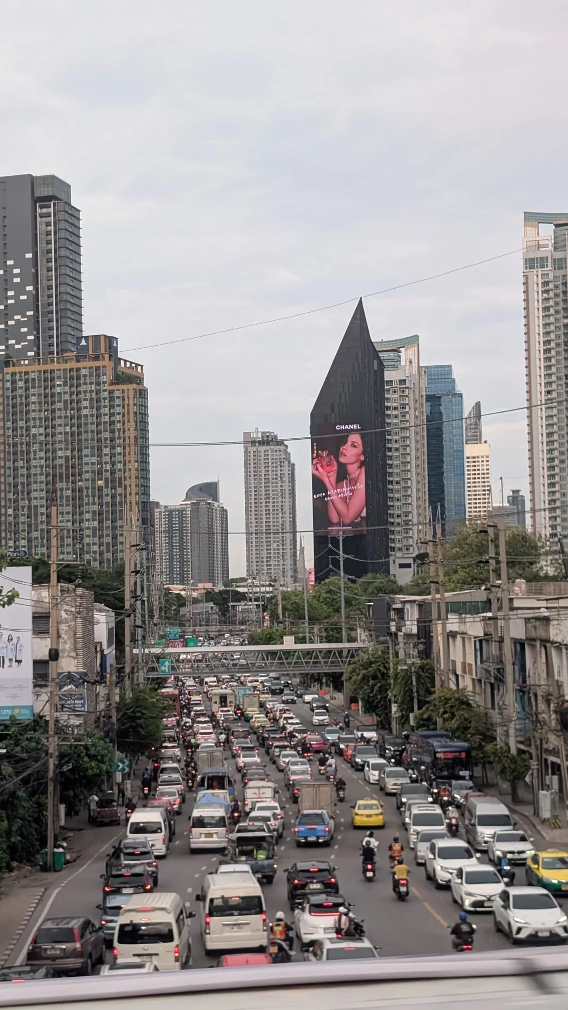 …rund um die Uhr dichter Verkehr… Straßenverkehr in Bangkok
