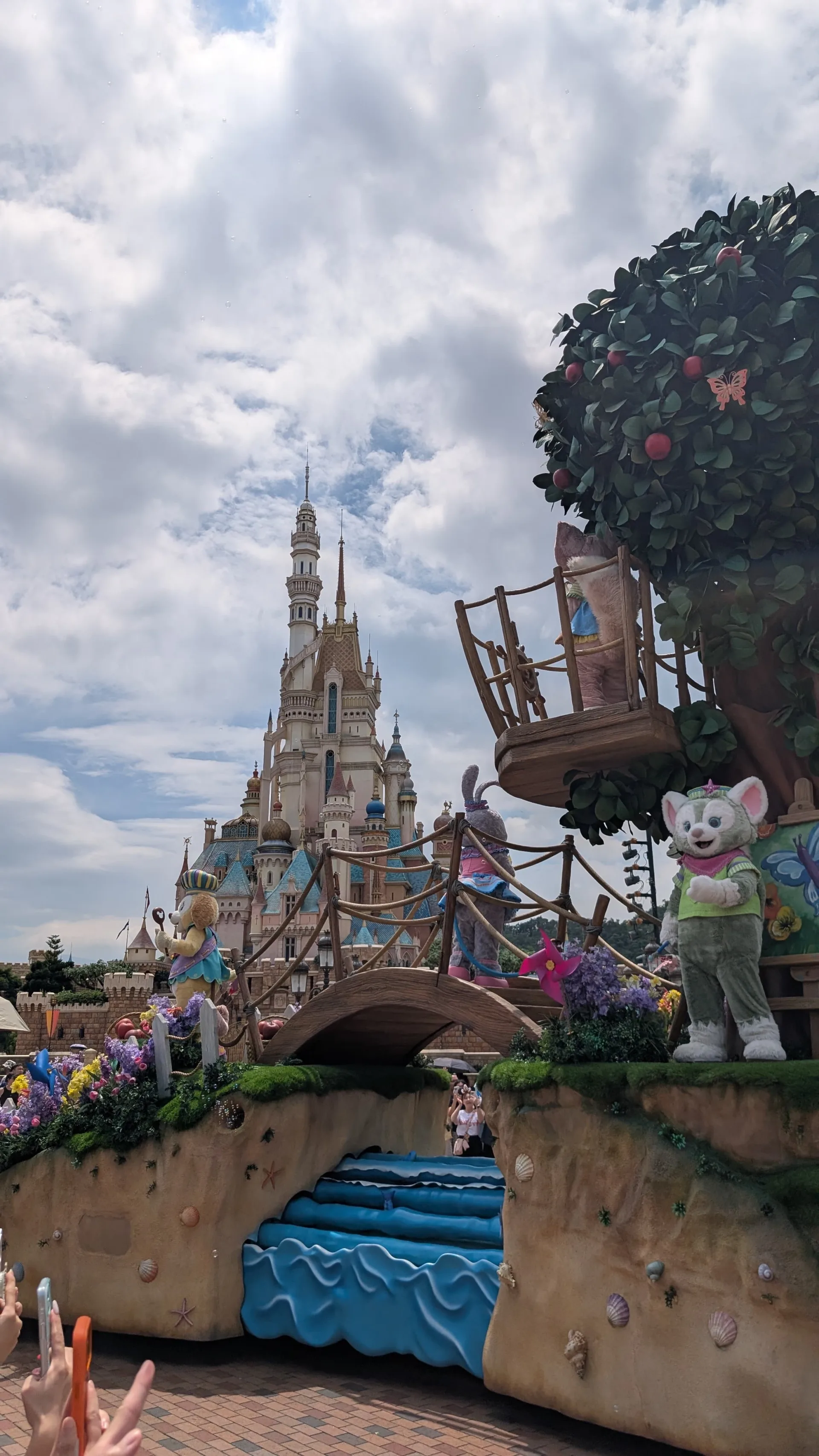 Duffy & Friends vor dem Disneyschloss