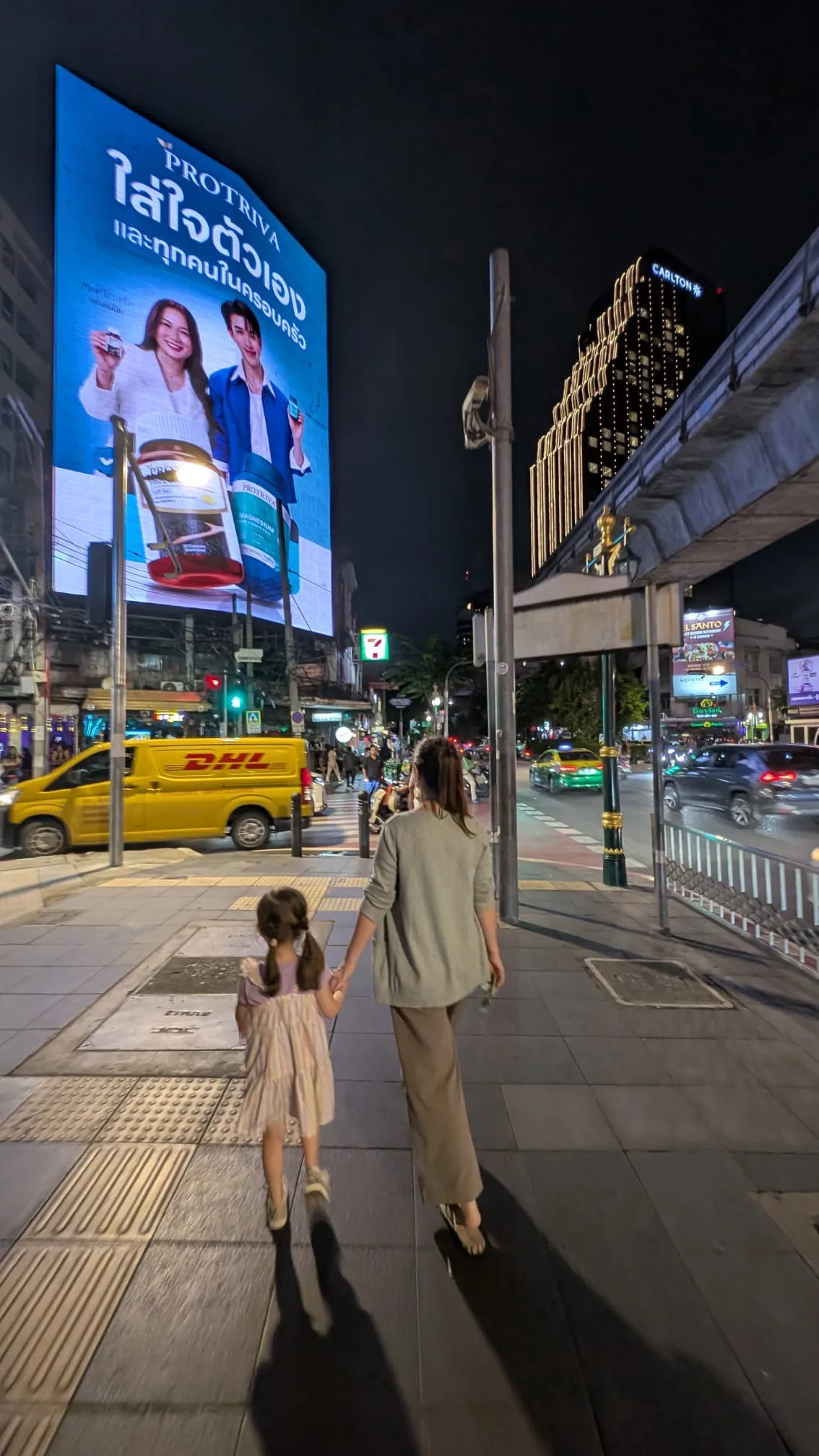 …und ein tolles Reiseziel für Familien Spaziergang durch Bangkok am Abend