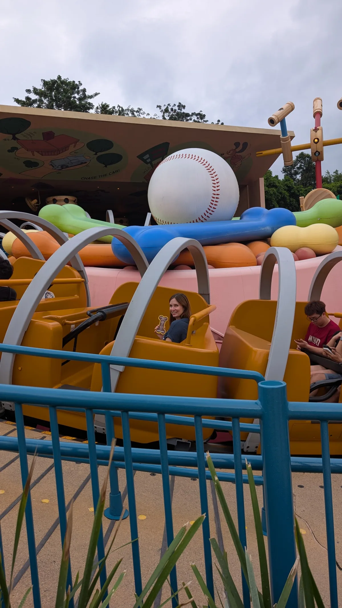 (Mindestens) eine Fahrt mit Slinky Dog gehört für uns immer dazu Slinky Dog Fahrgeschäft im Disneyland Hongkong