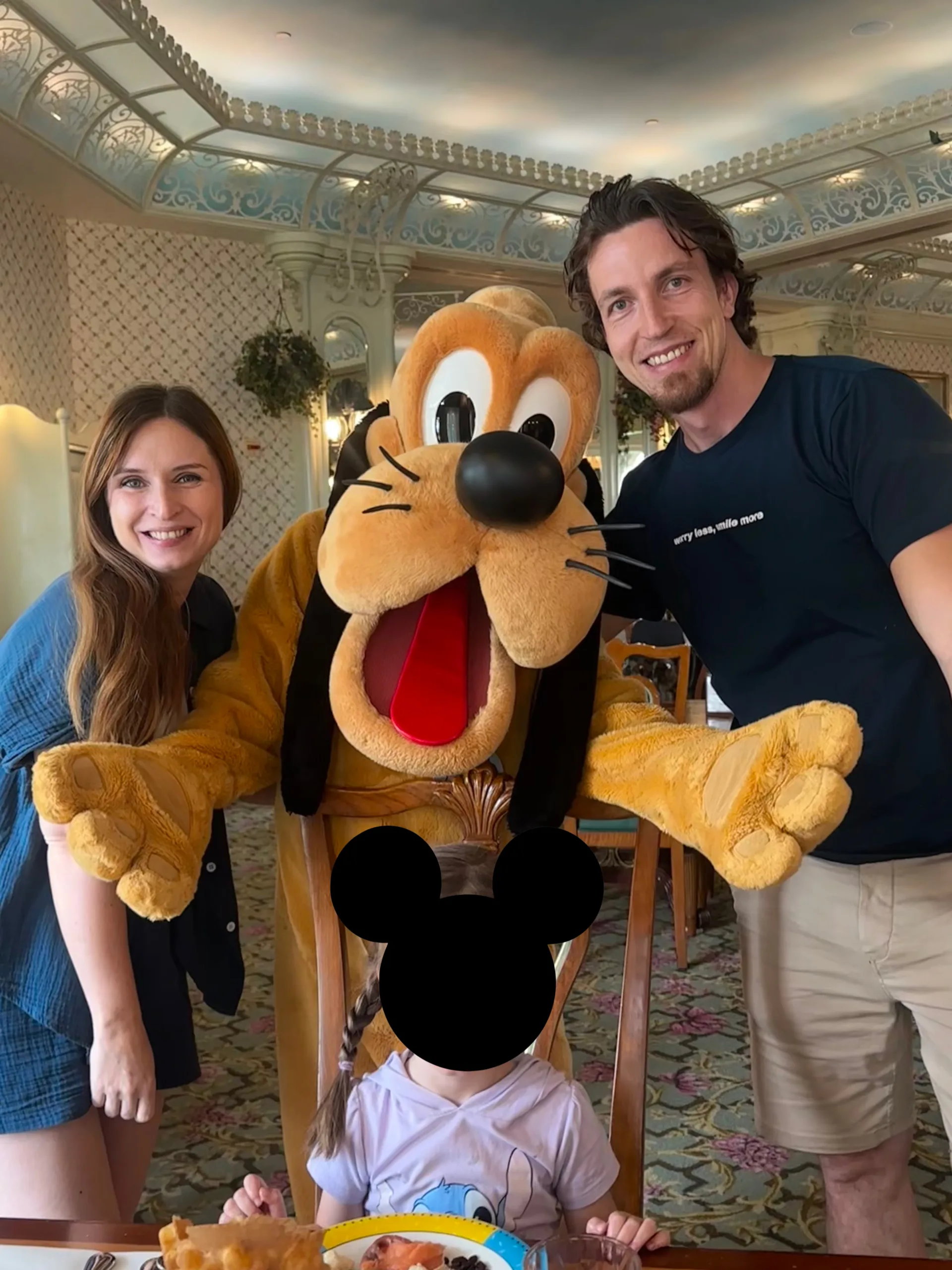 Familienfoto mit Pluto im Disneyhotel Hongkong