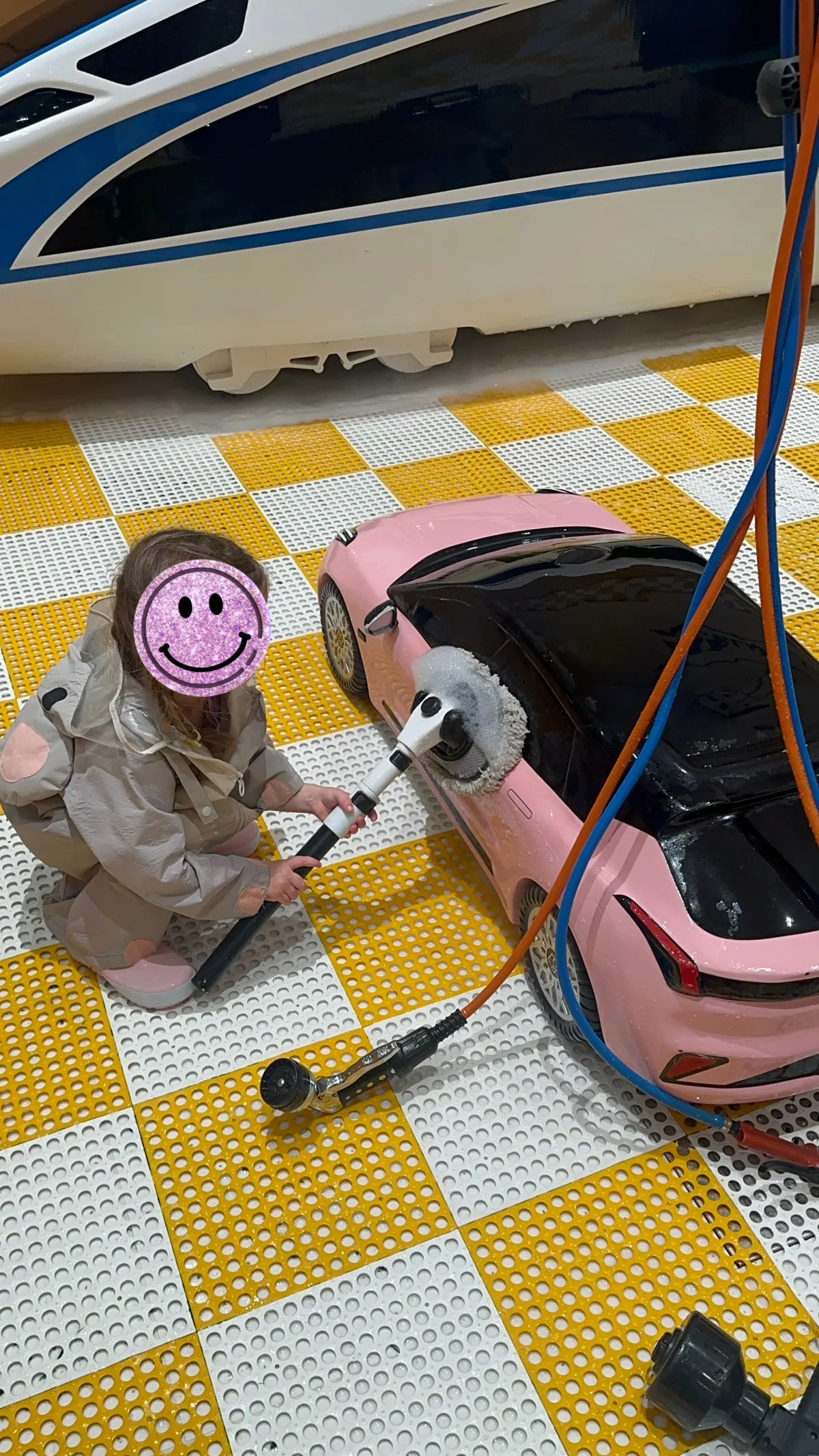 Im Meland gibt es auch eine Autowaschanlage mit Wasserspielbereich Autowaschanlage zum Spielen für Kinder im Meland Bangkok