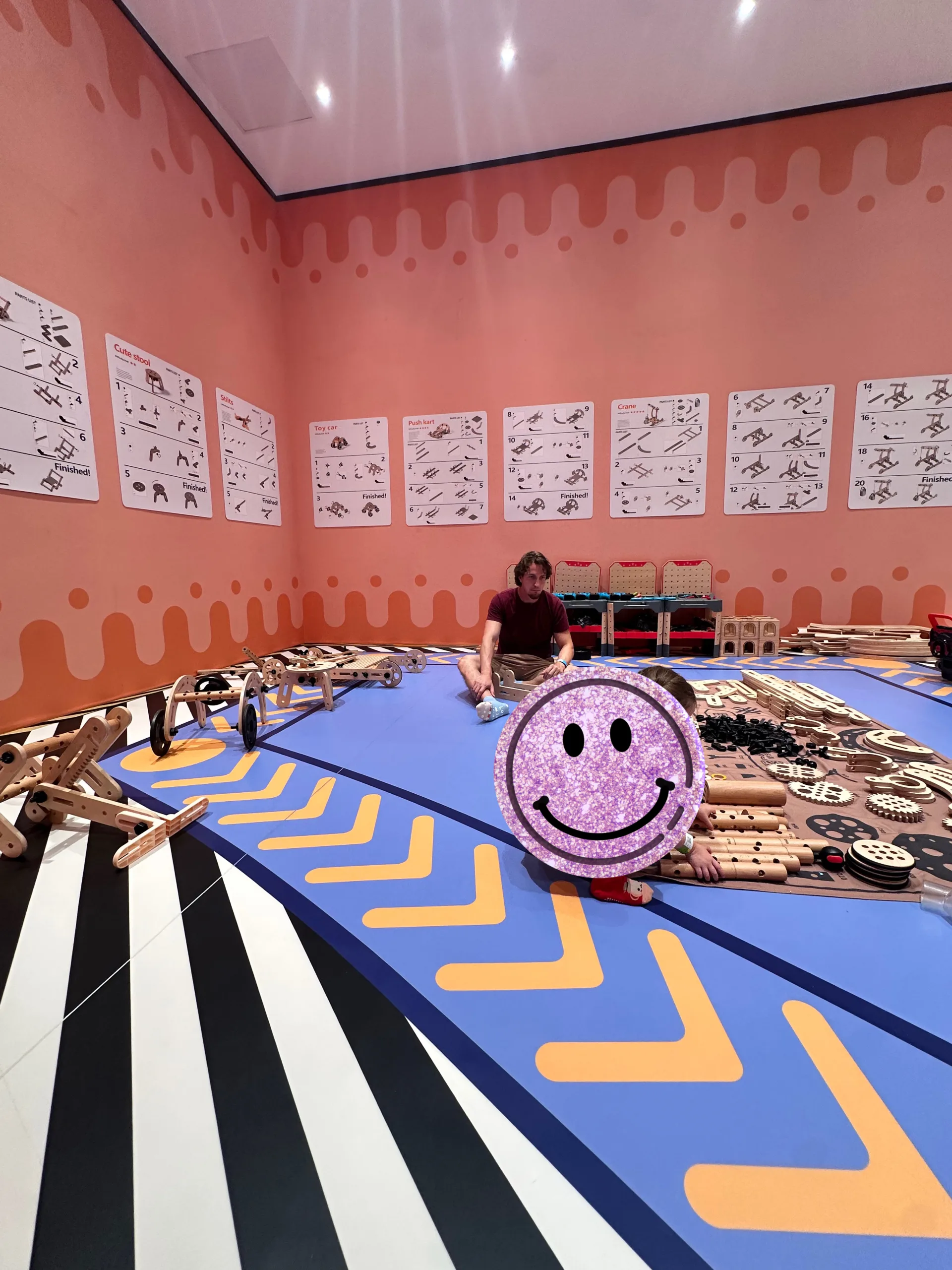 Bereich zum Bauen von Fahrzeugen im Indoor-Spielplatz Meland in Bangkok