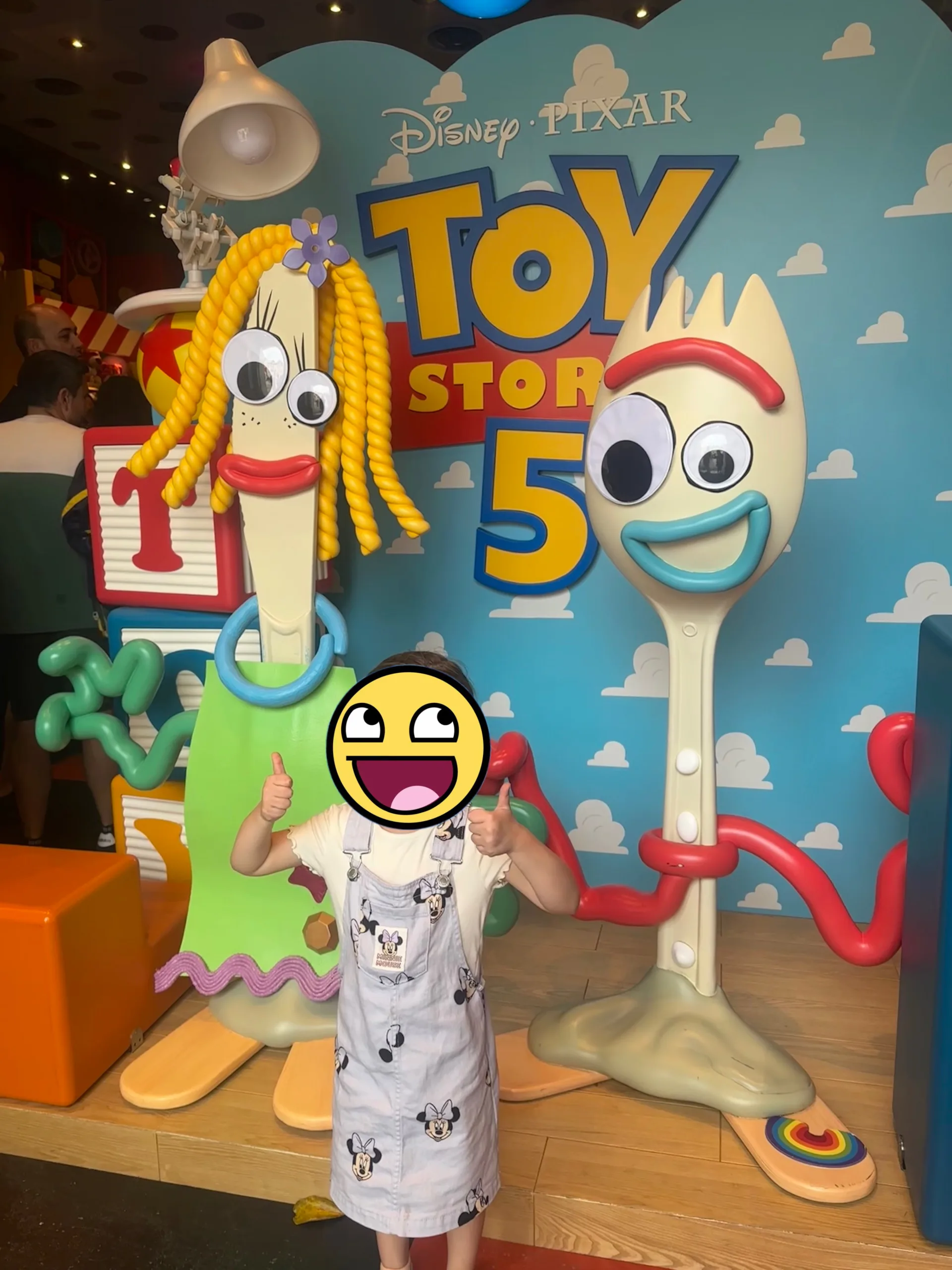 Forky und Knify im Toy Story Shop des Disneylands Hongkong