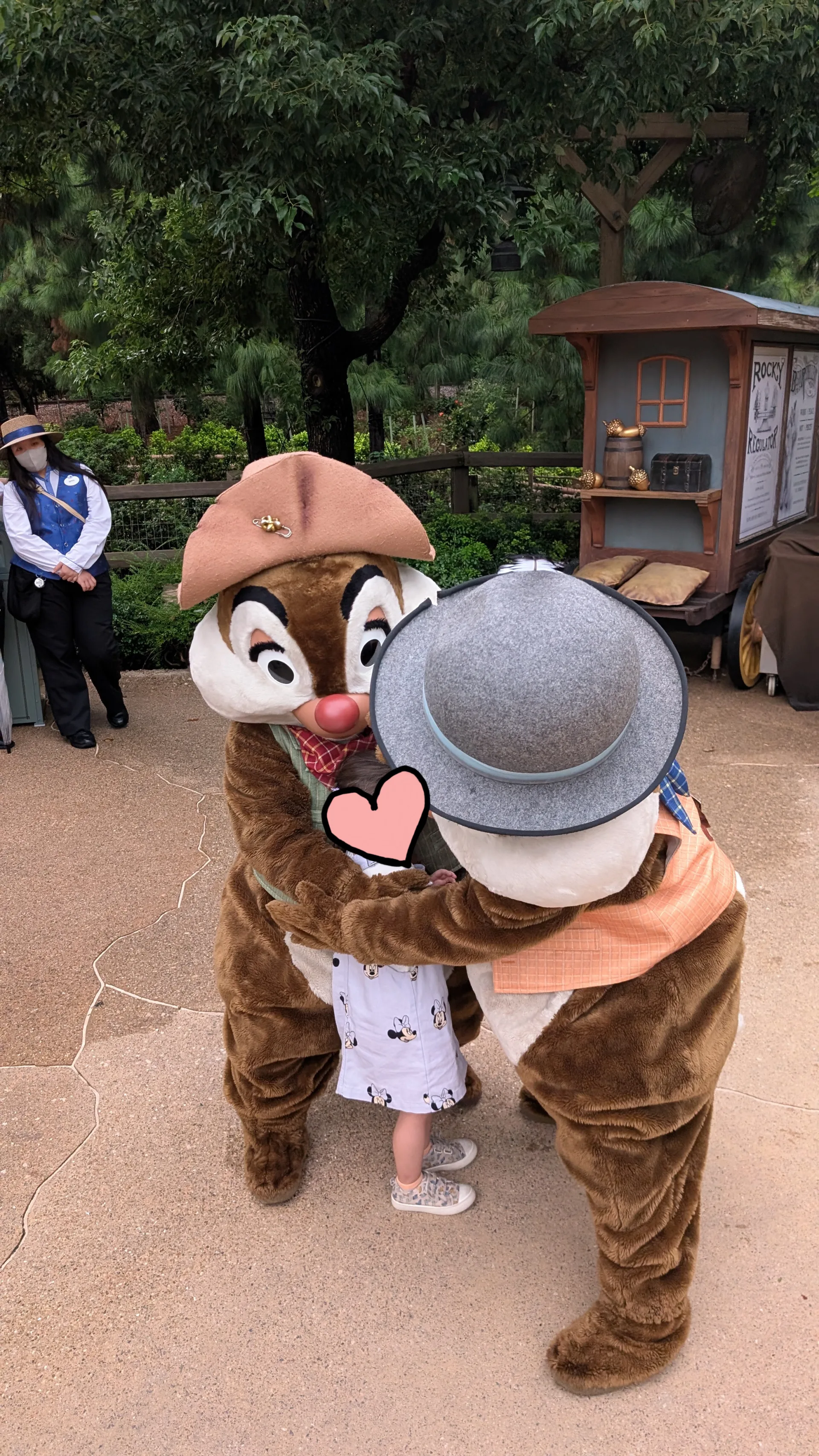 Umarmung von Chip und Chap im Disneyland Hongkong